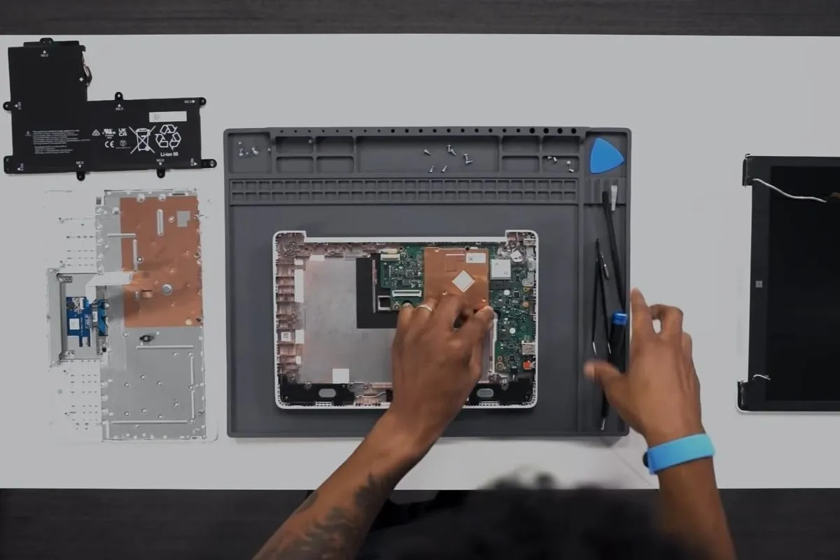 Hình ảnh laptop Surface Laptop SE đang được sửa chữa, minh họa khả năng dễ dàng bảo trì và thay thế linh kiện của nhiều mẫu laptop Windows
