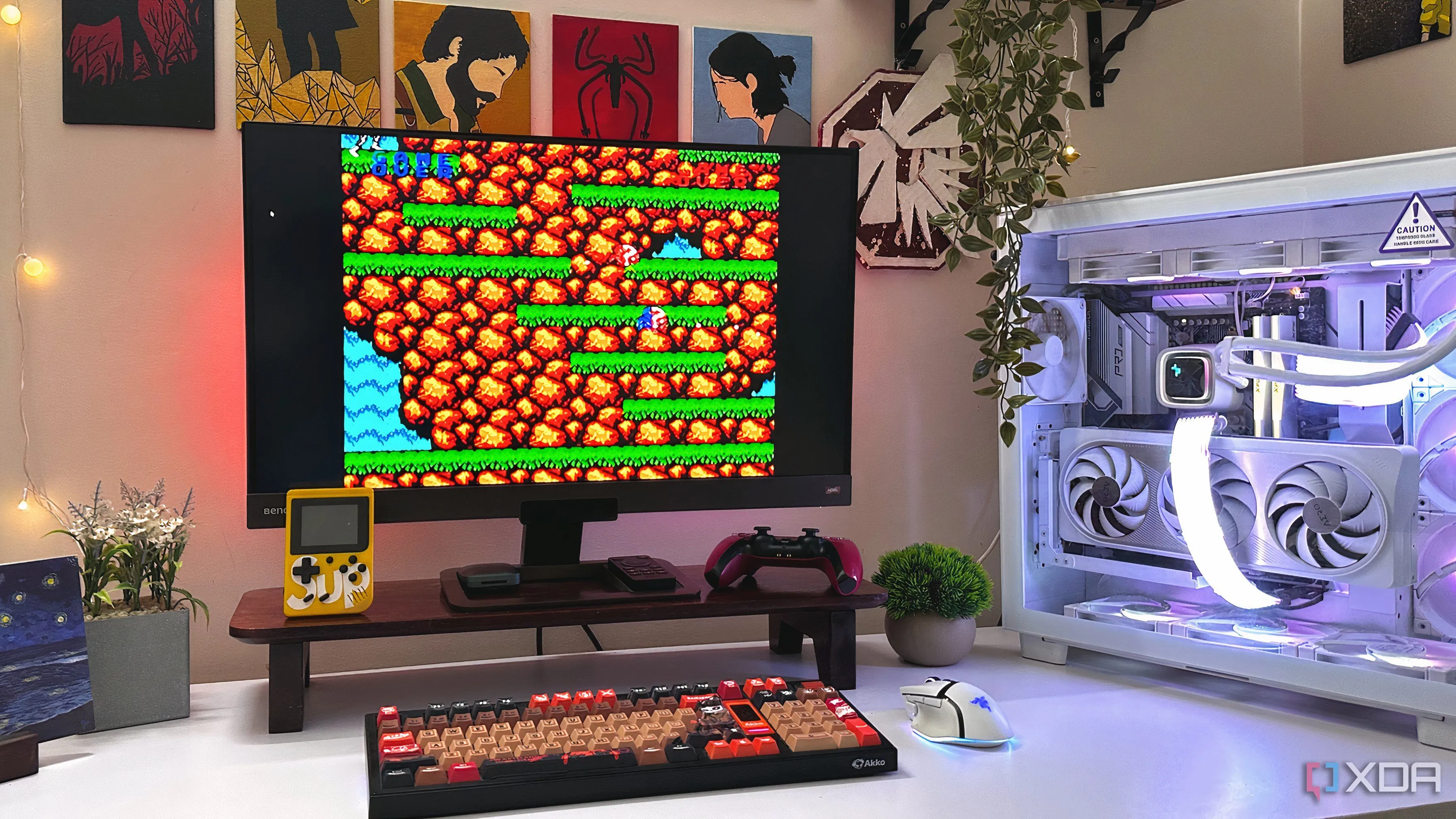 Hình ảnh máy tính chơi game với tựa game Contra cổ điển đang chạy trên màn hình