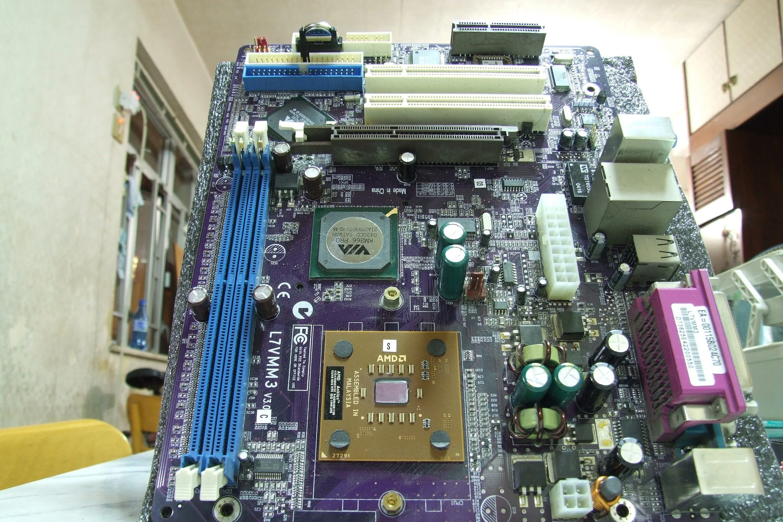 Hình ảnh minh họa bo mạch chủ chuẩn ATX, giúp người đọc dễ hình dung về kích thước form factor.