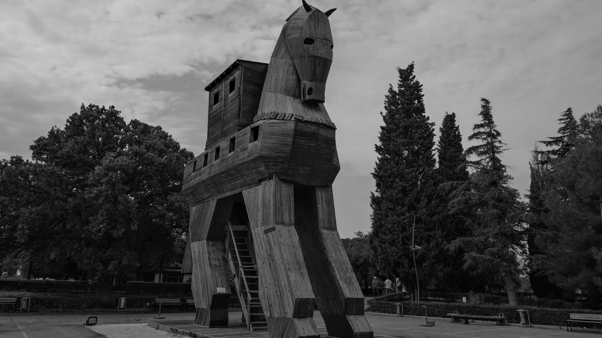 Hình ảnh minh họa con ngựa thành Troy, biểu tượng cho mã độc Trojan truy cập từ xa (RAT) xâm nhập hệ thống một cách lén lút.