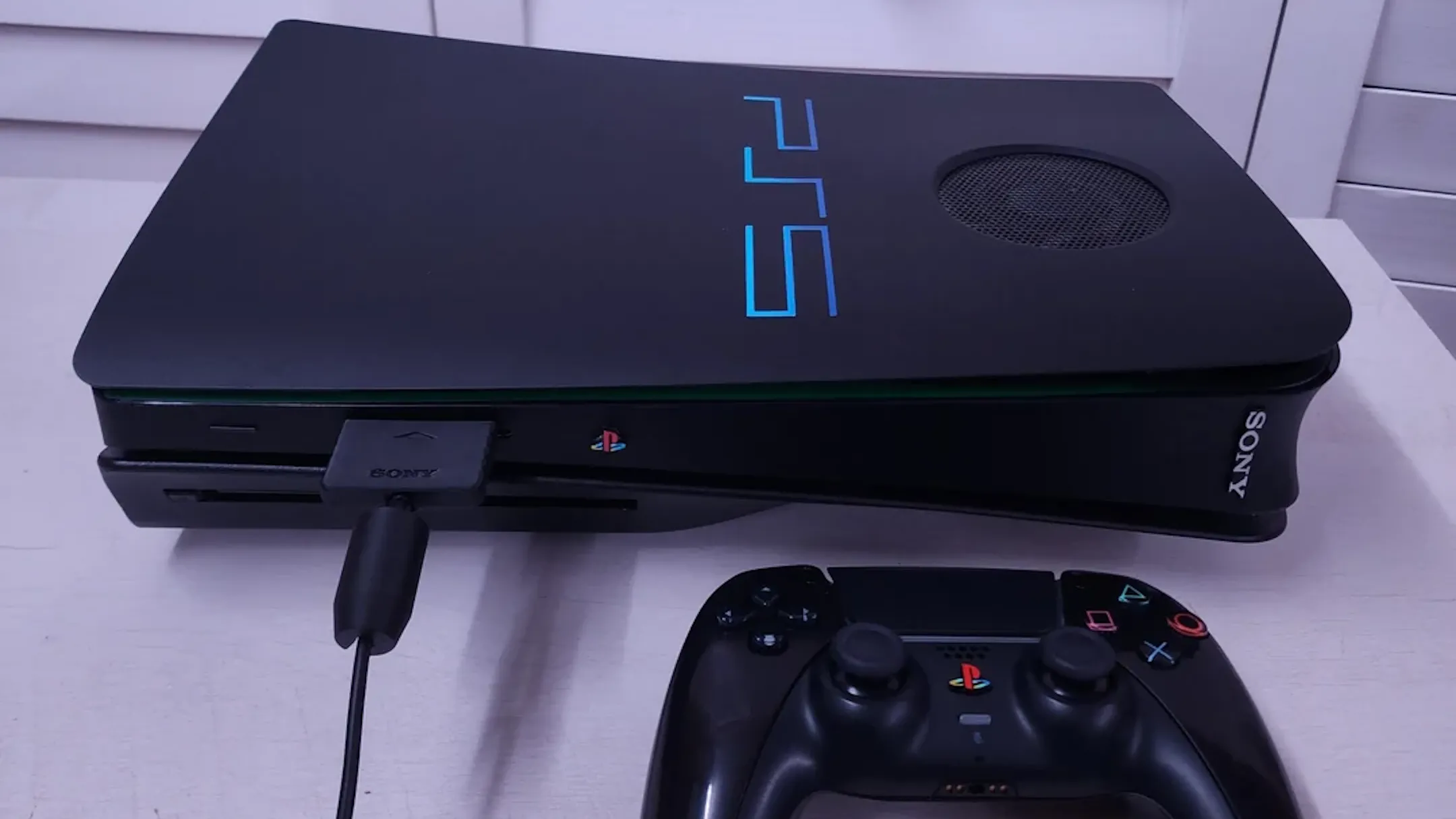 Hình ảnh minh họa máy chơi game PlayStation 5 với thiết kế lấy cảm hứng từ PlayStation 2 cổ điển, thể hiện sự sáng tạo của cộng đồng game thủ PS5.