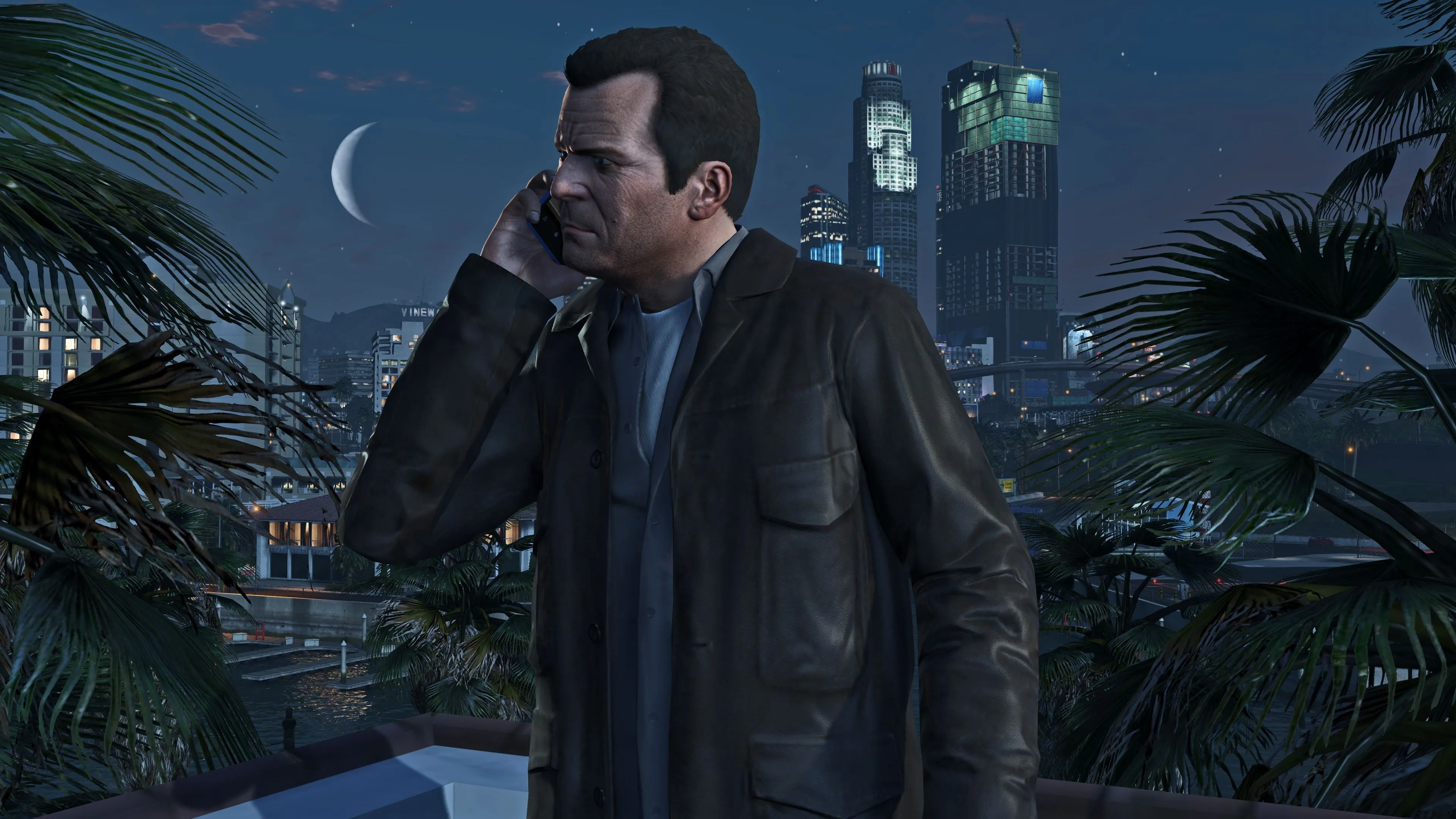 Hình ảnh minh họa một nhân vật từ Grand Theft Auto V đang nói chuyện điện thoại vào buổi tối, đại diện cho quy mô và chi phí sản xuất game AAA