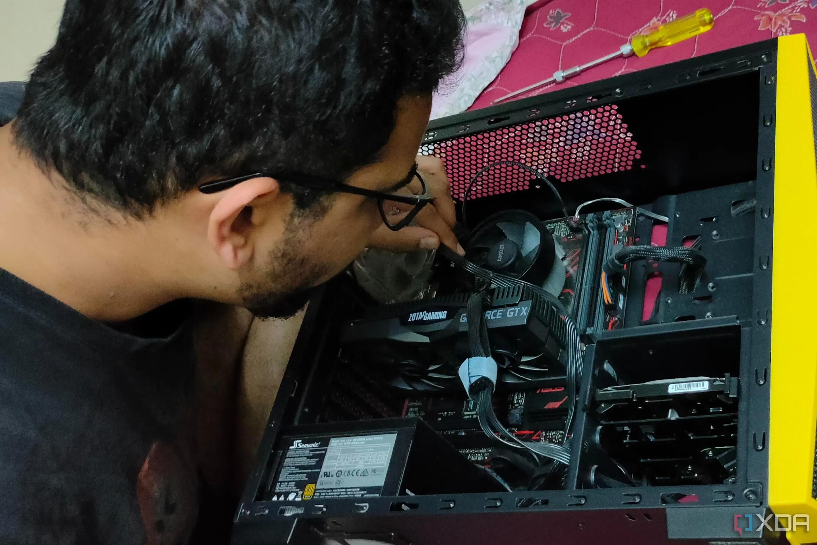 Hình ảnh minh họa quá trình lắp ráp một bộ máy tính chơi game với CPU Ryzen và card đồ họa Nvidia, tượng trưng cho việc xây dựng PC mới.