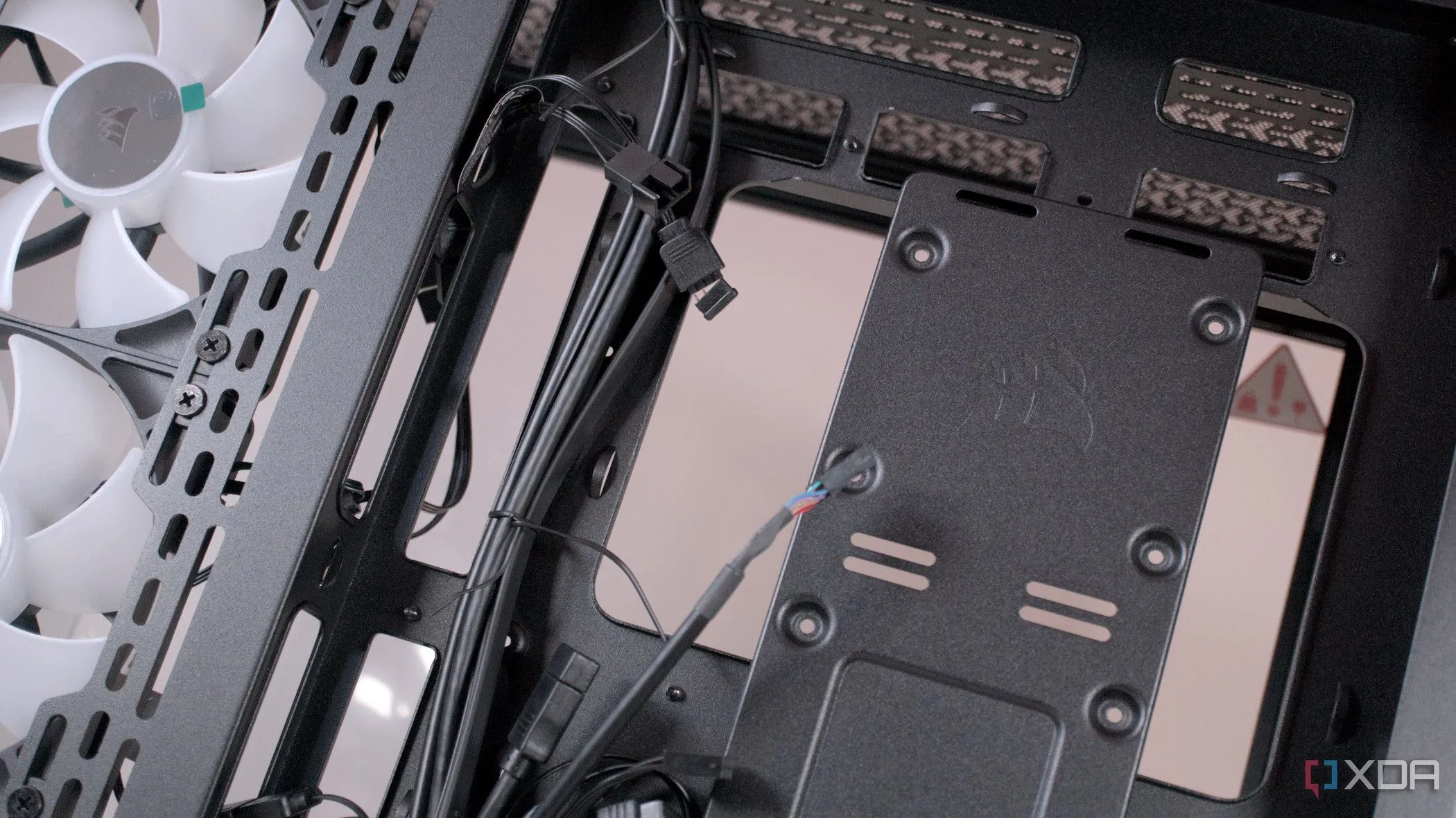 Hình ảnh minh họa quản lý cáp gọn gàng bên trong vỏ case Corsair 3500X ARGB, cải thiện luồng khí và thẩm mỹ PC.