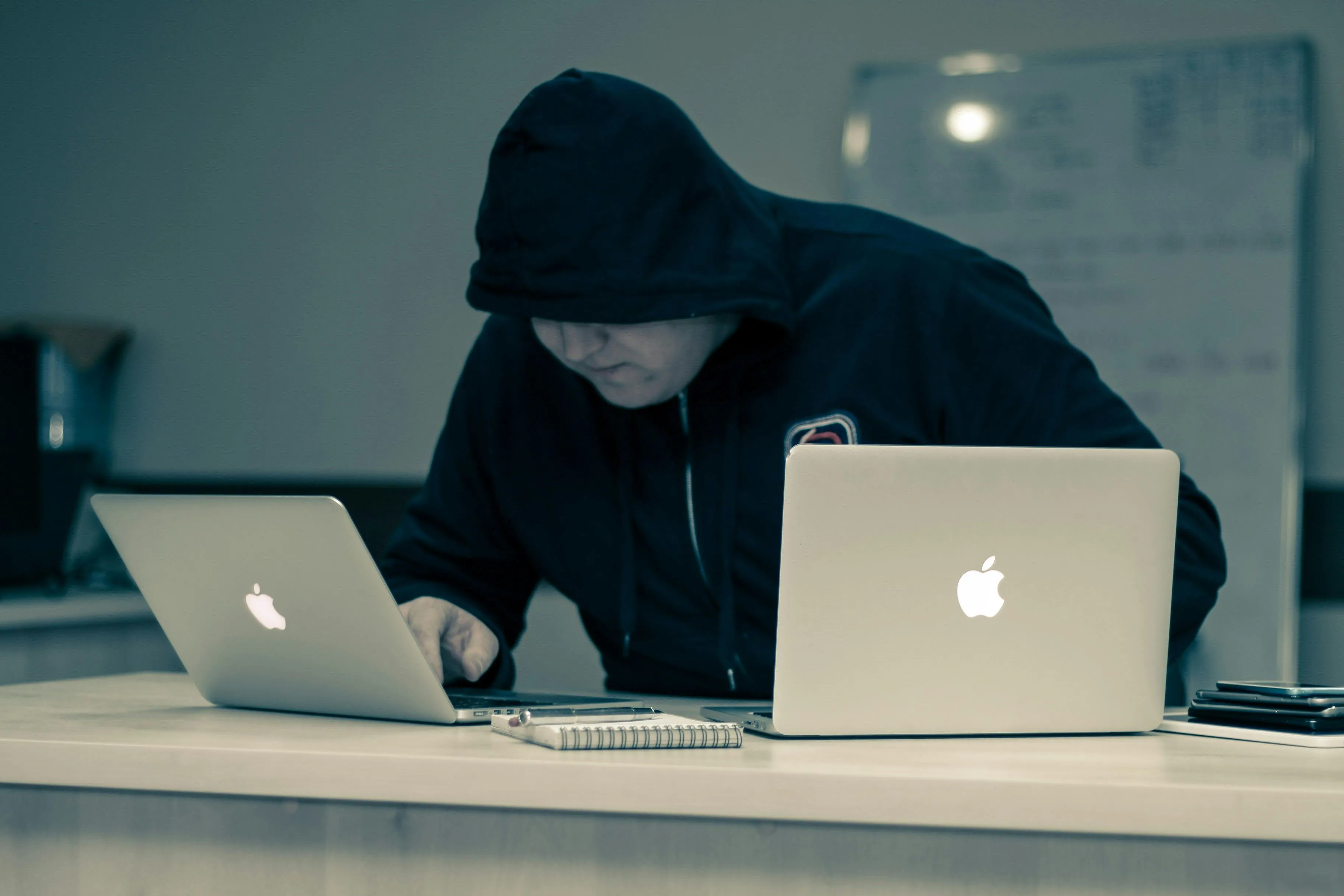 Hình ảnh một hacker đang gõ trên máy tính, nhấn mạnh tầm quan trọng của bảo mật đa lớp và tường lửa cứng