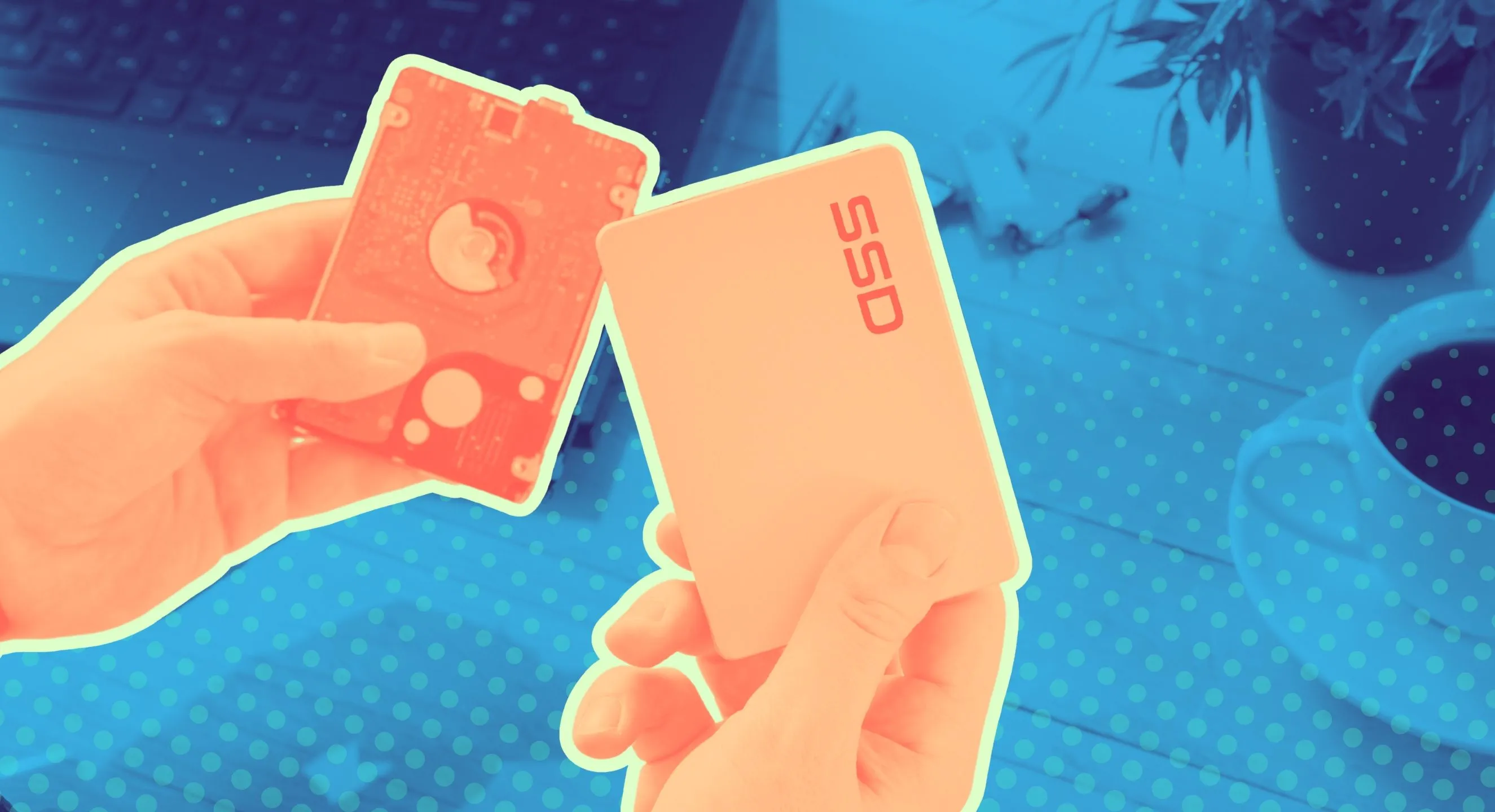 Hình ảnh một ổ cứng SSD được cầm trên tay, biểu trưng cho nhu cầu nâng cấp và mở rộng bộ nhớ cho hệ thống chơi game.