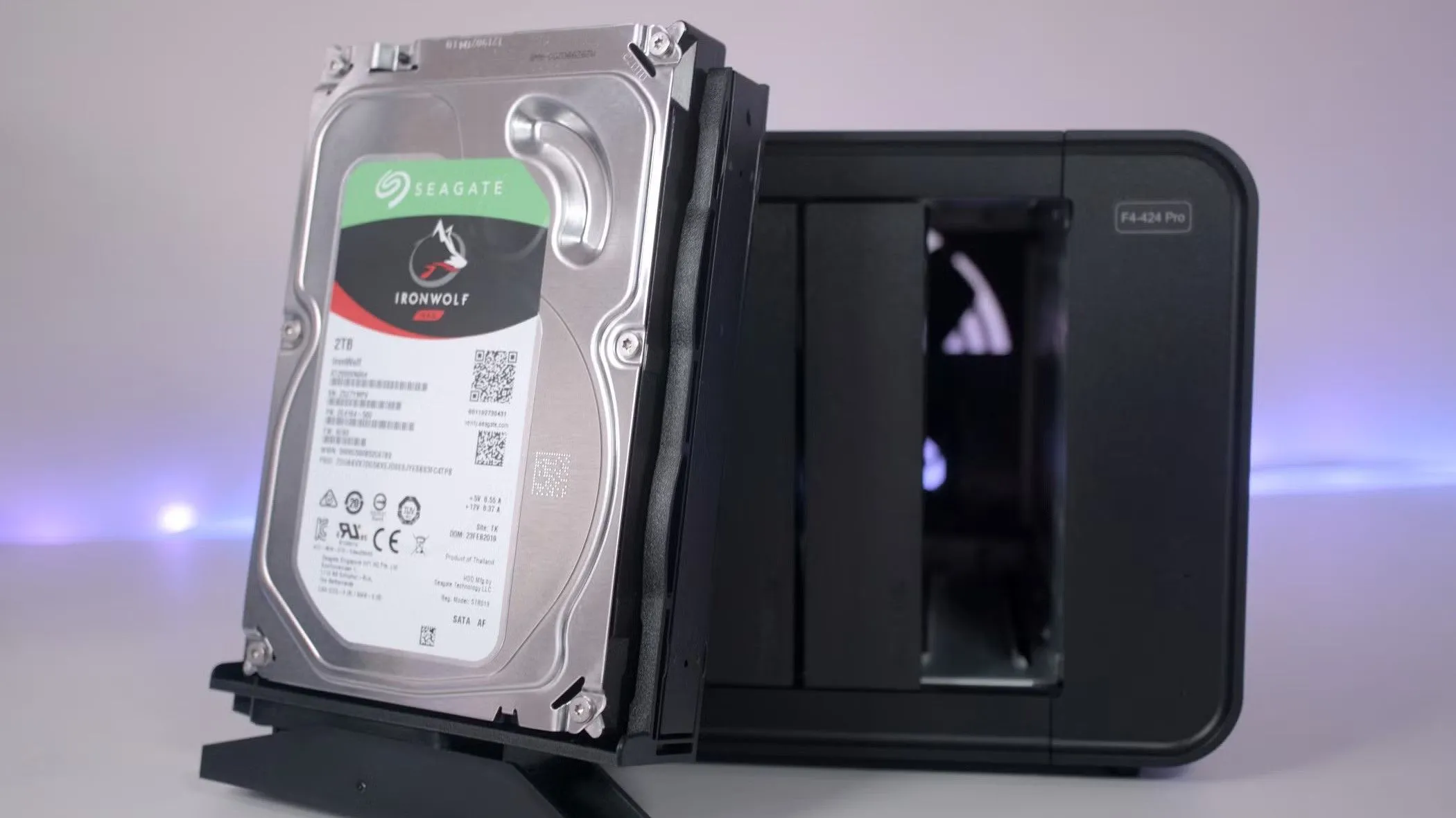 Hình ảnh ổ cứng HDD Seagate, minh họa cho tuổi thọ và sự xuống cấp dữ liệu theo thời gian.
