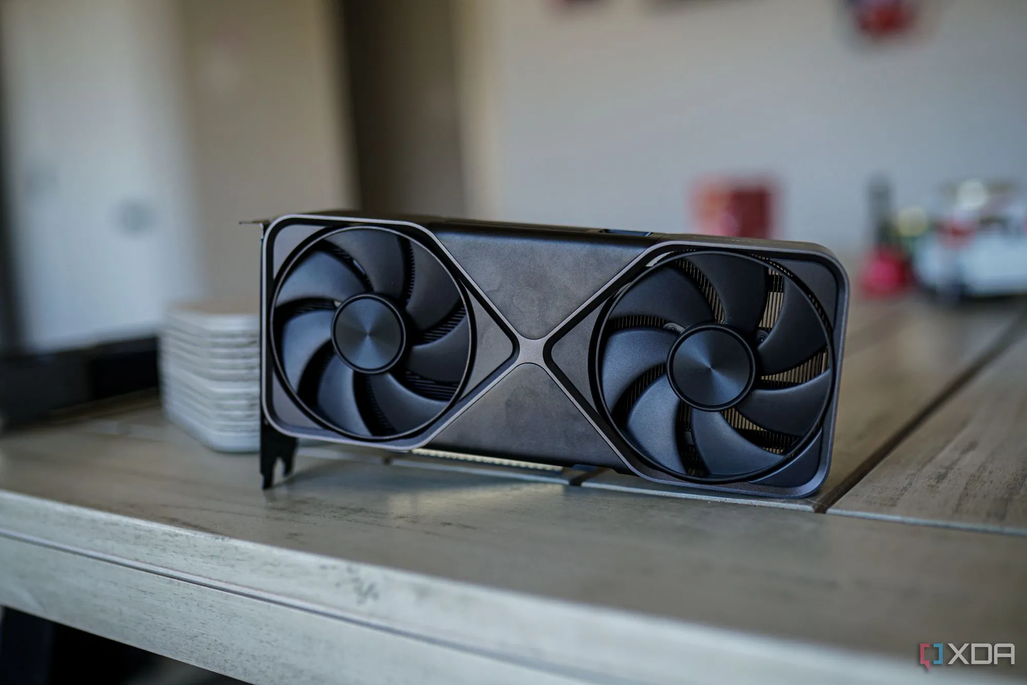 Hình ảnh quạt tản nhiệt của card đồ họa Nvidia GeForce RTX series, thể hiện thiết kế làm mát hiệu quả