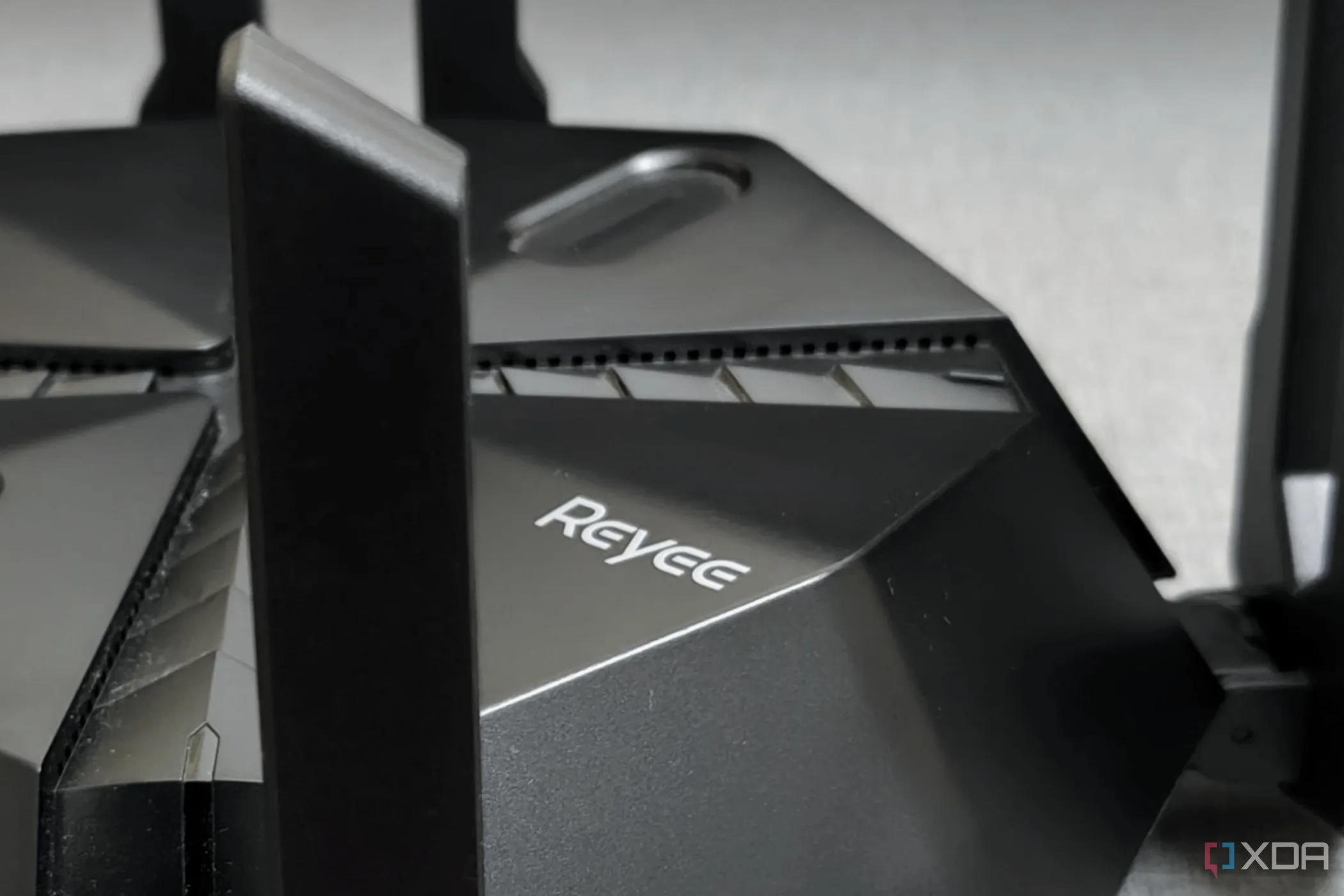 Hình ảnh router gaming Reyee E6 AX6000, một thiết bị có thể cần vô hiệu hóa NAT-PMP để tăng cường bảo mật
