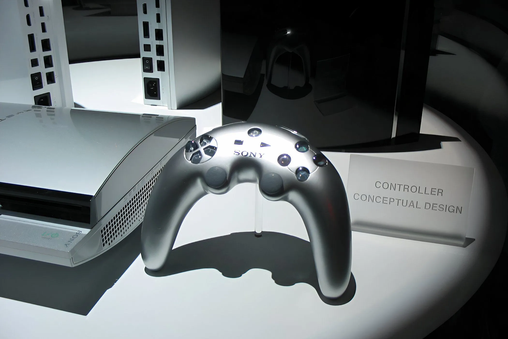 Hình ảnh thiết kế nguyên bản năm 2005 của tay cầm PlayStation 3 hình boomerang màu bạc