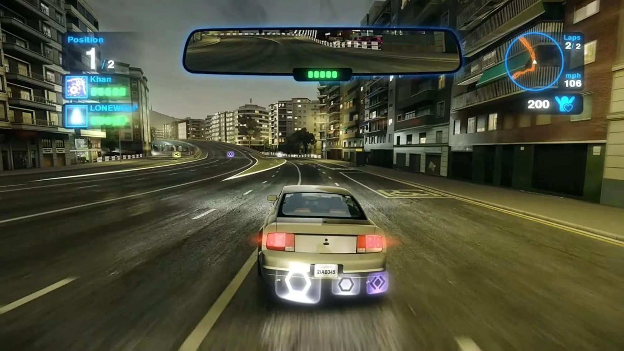 Hình ảnh trong game đua xe Blur, với hiệu ứng năng lượng và các phương tiện chiến đấu.