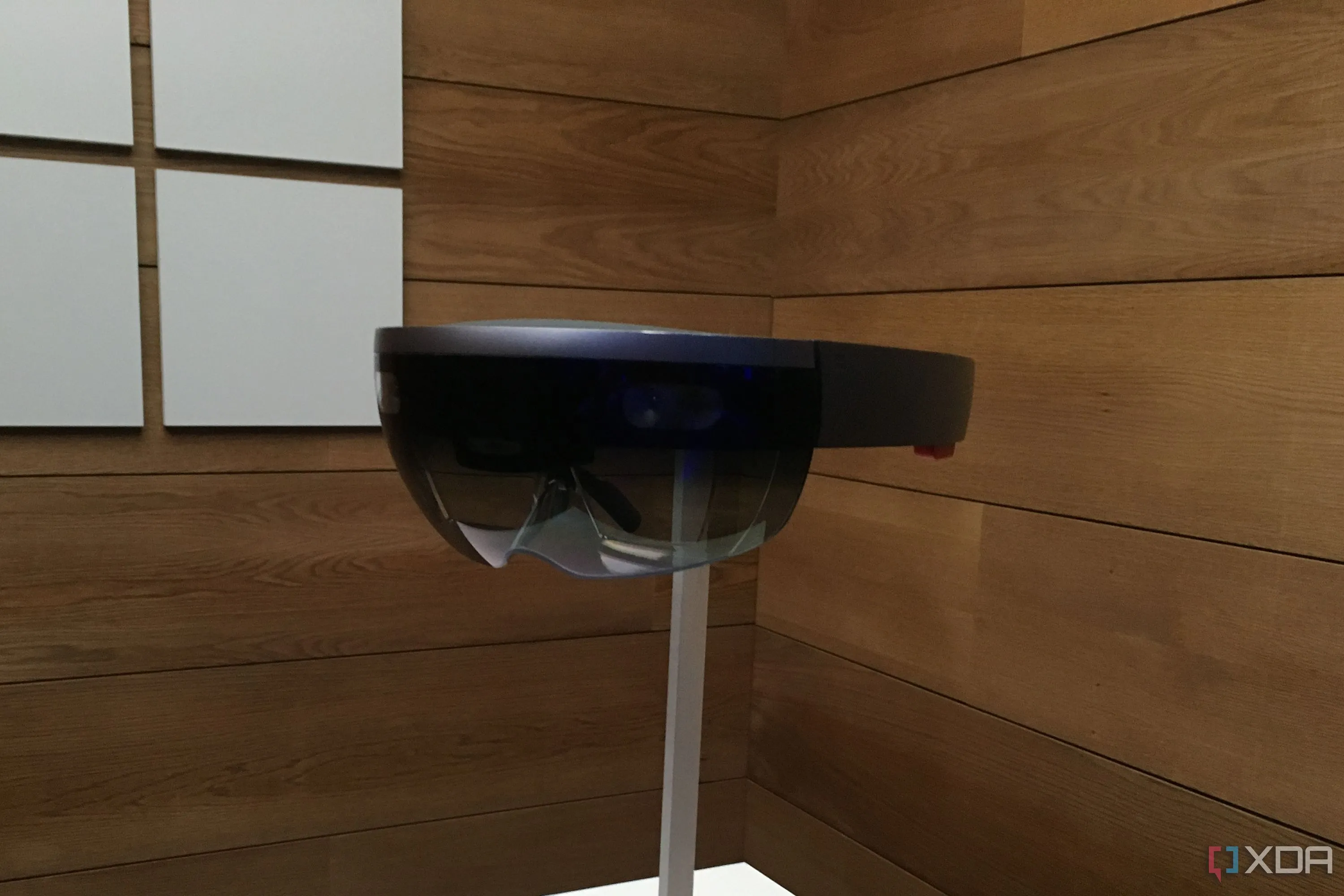 HoloLens hứa hẹn kỷ nguyên máy tính ảnh ba chiều mới