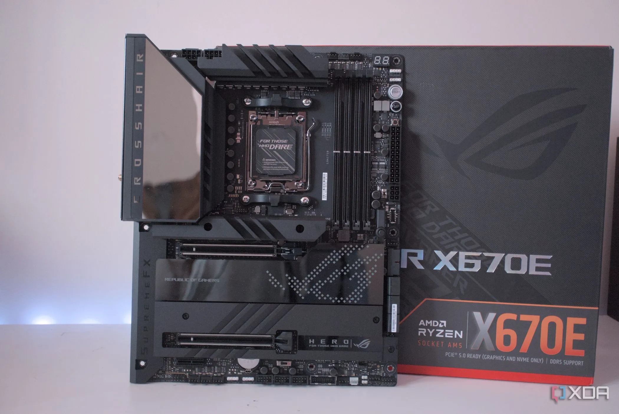 Hộp bo mạch chủ ASUS ROG Crosshair X670E Hero