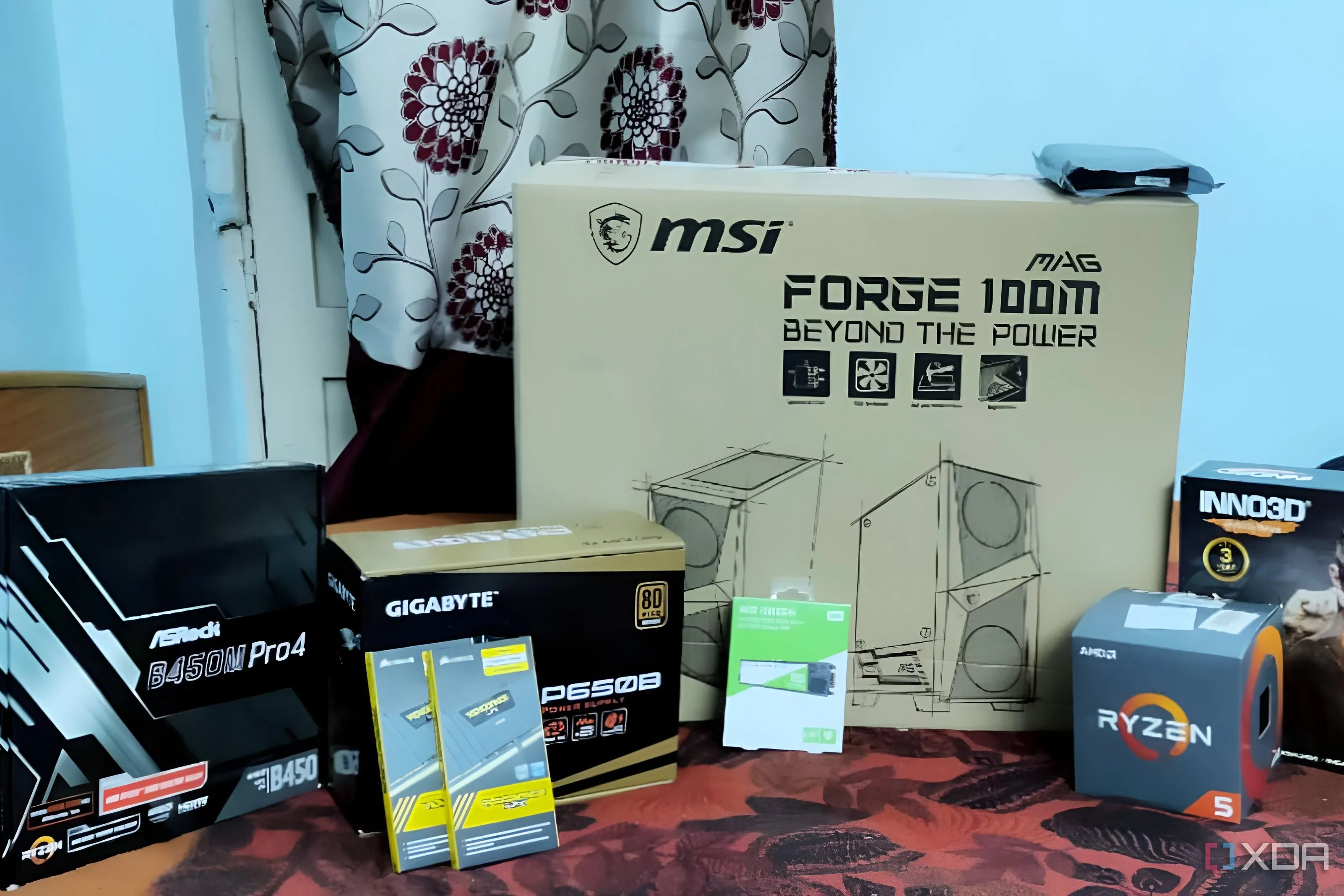 Hộp các linh kiện PC mới và cũ trên giường, chuẩn bị cho việc lắp ráp máy tính.