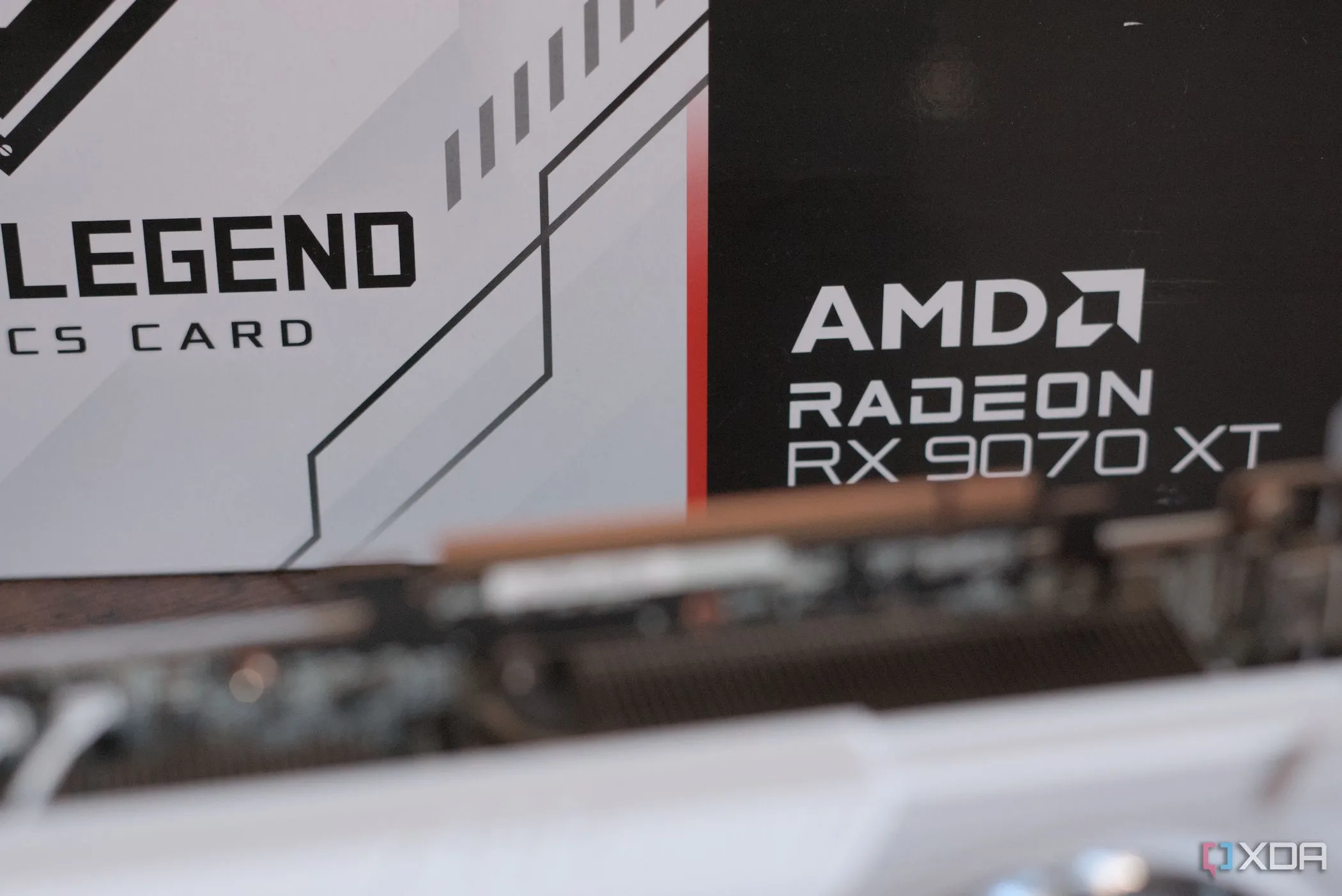 Hộp card đồ họa ASRock Radeon RX 9070 XT Steel Legend, nhấn mạnh thương hiệu