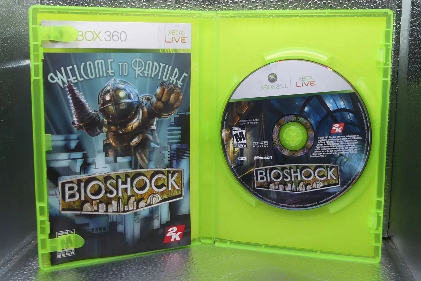 Hộp đĩa game BioShock cho Xbox 360, biểu tượng của những tựa game kinh điển trên console này