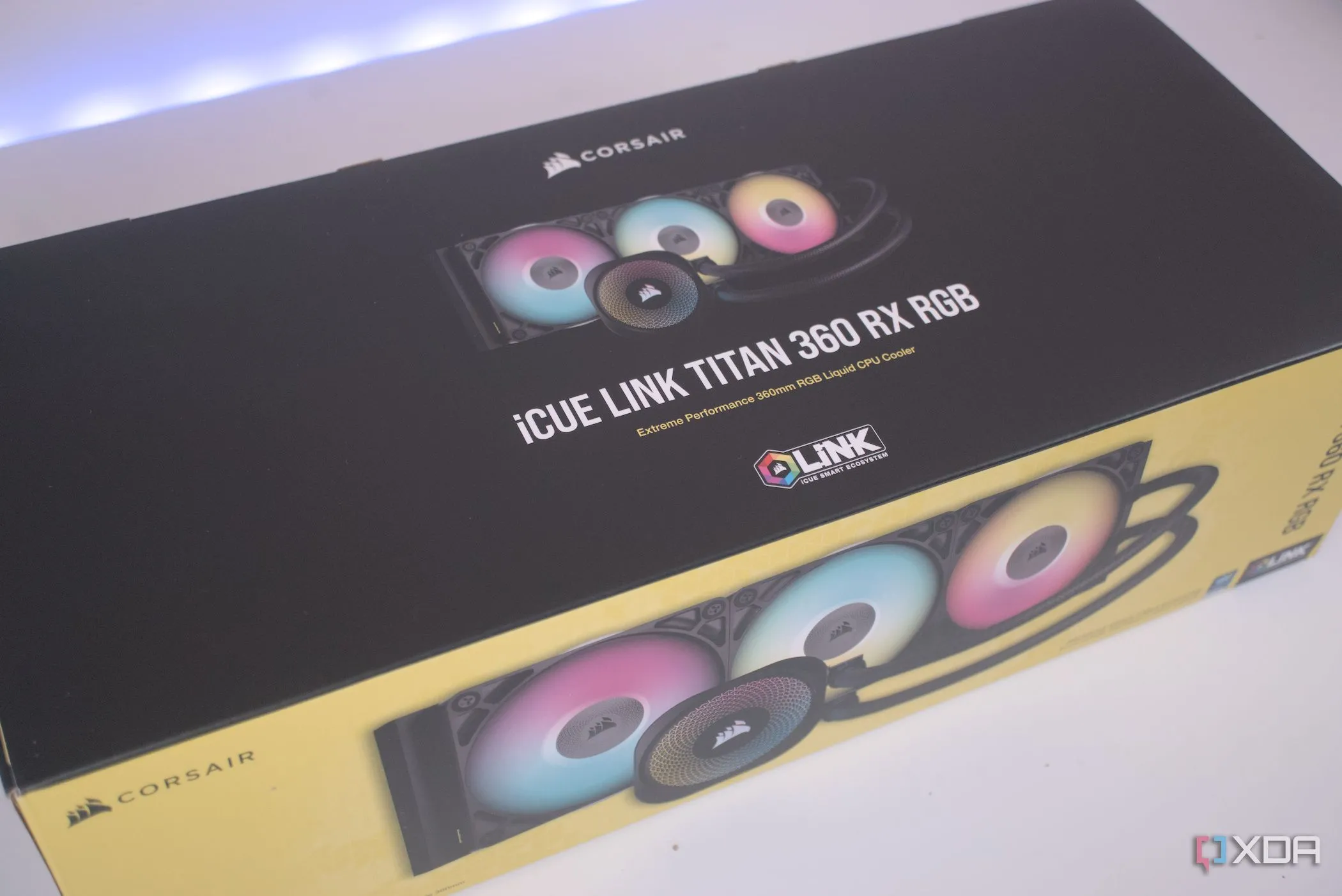 Hộp đóng gói của tản nhiệt CPU AIO Corsair iCUE Link Titan 360 RX RGB, minh họa giải pháp làm mát cao cấp.