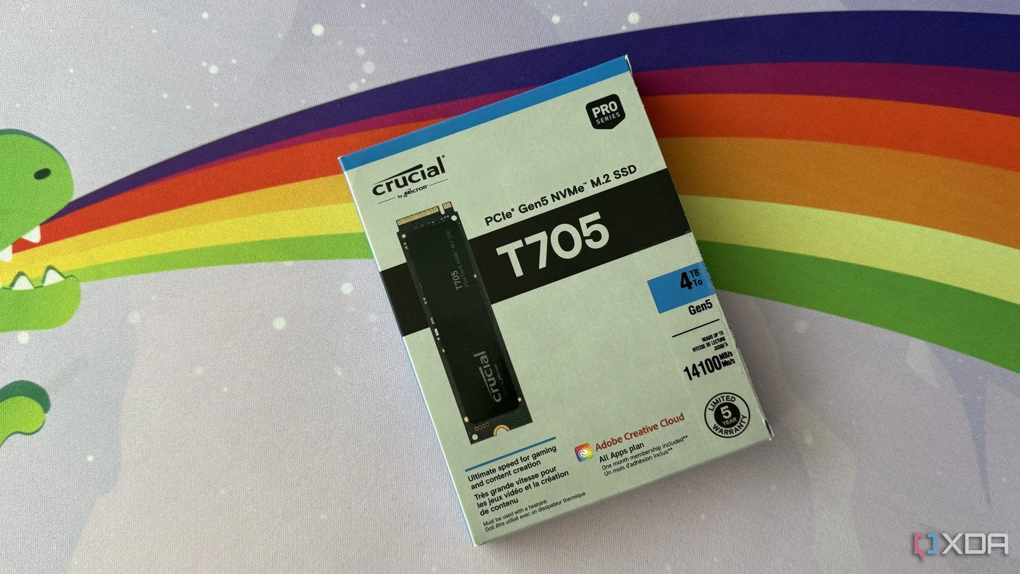Hộp SSD Crucial T705 4TB trên bàn làm việc