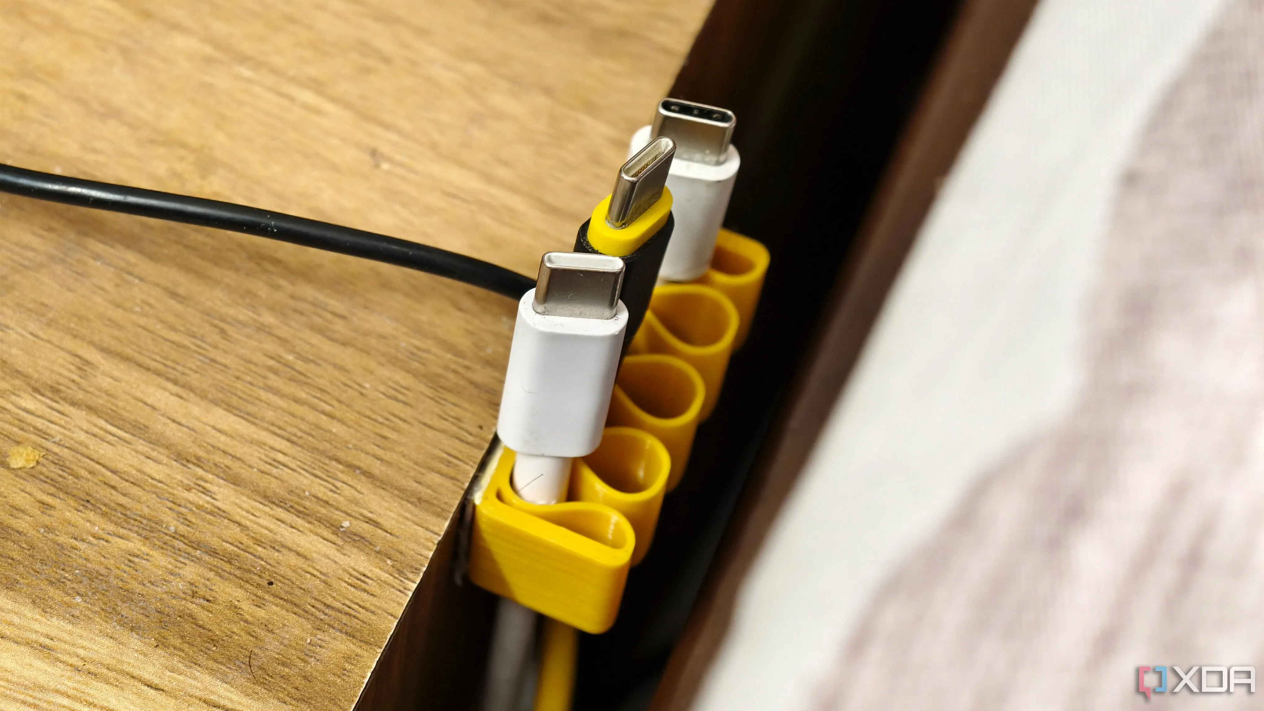 Hộp tổ chức dây cáp được in 3D giúp bàn làm việc gọn gàng