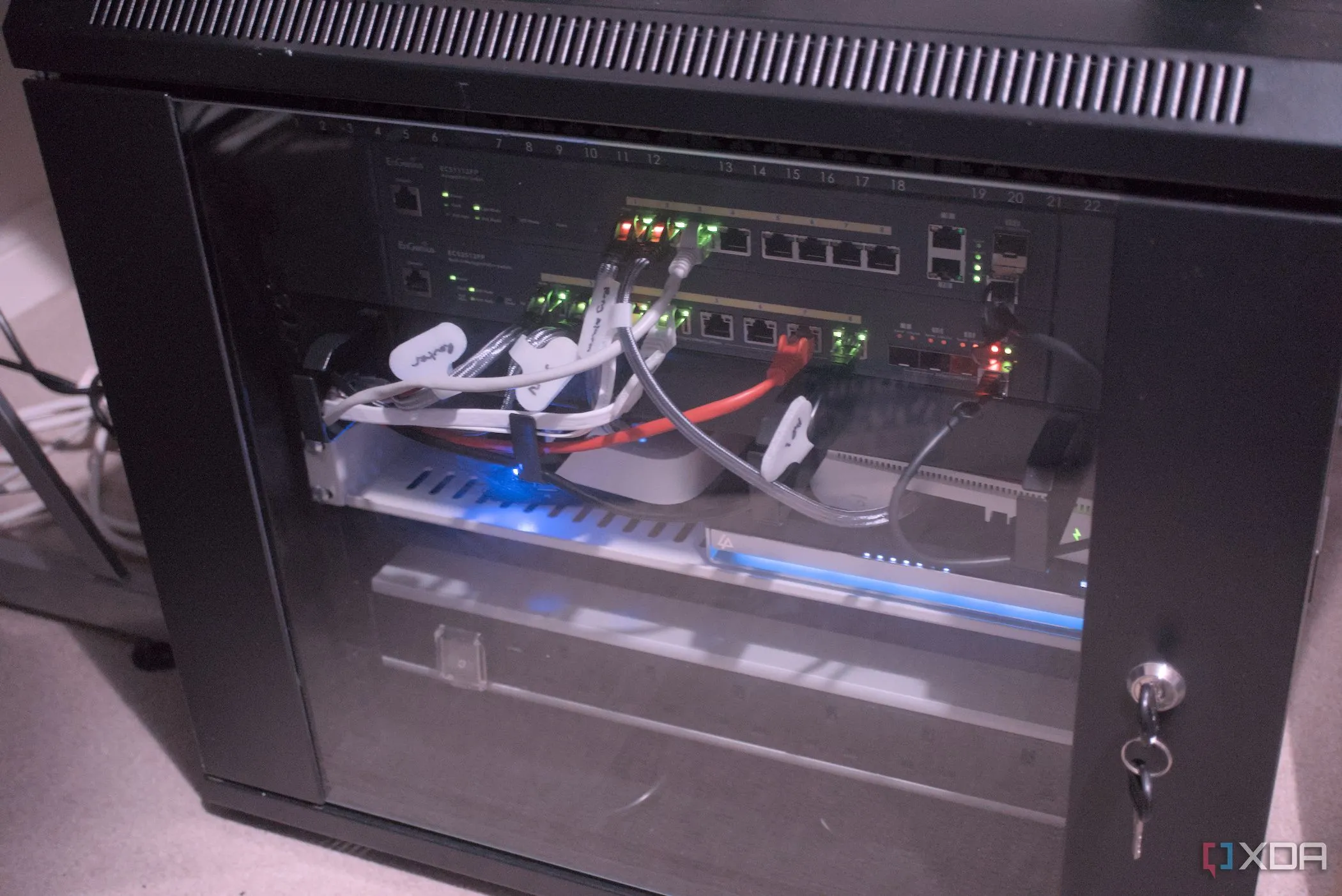 Hộp tủ mạng đang mở, minh họa việc quản lý hạ tầng mạng home lab mà không cần mở port công khai