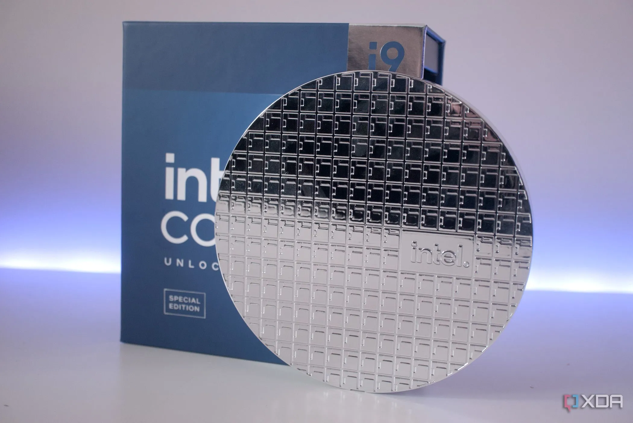 Hộp và wafer của CPU Intel Core i9-14900KS, biểu tượng cho sức mạnh xử lý của Intel