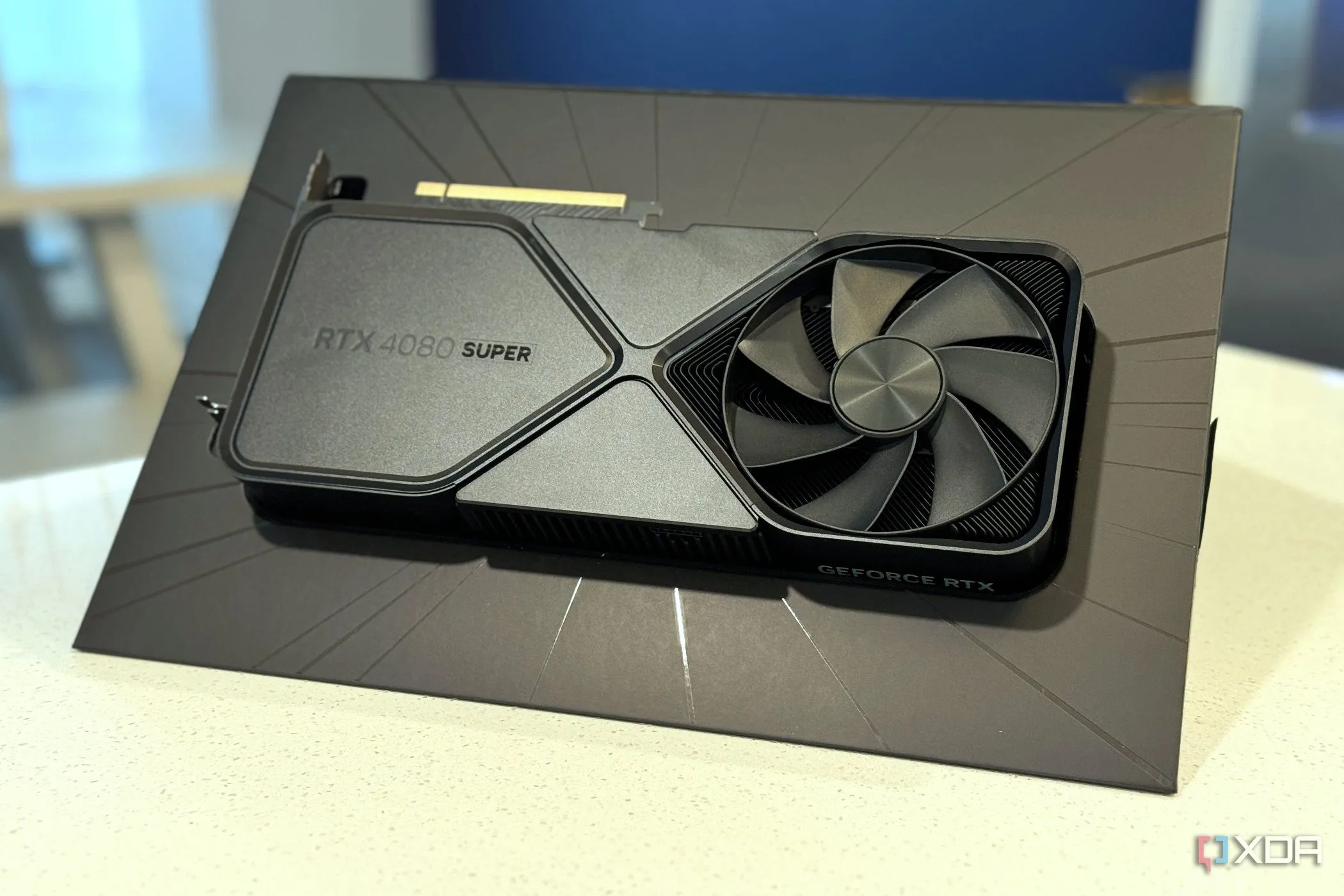 Hộp vận chuyển của card đồ họa NVIDIA GeForce RTX 4080 Super FE.