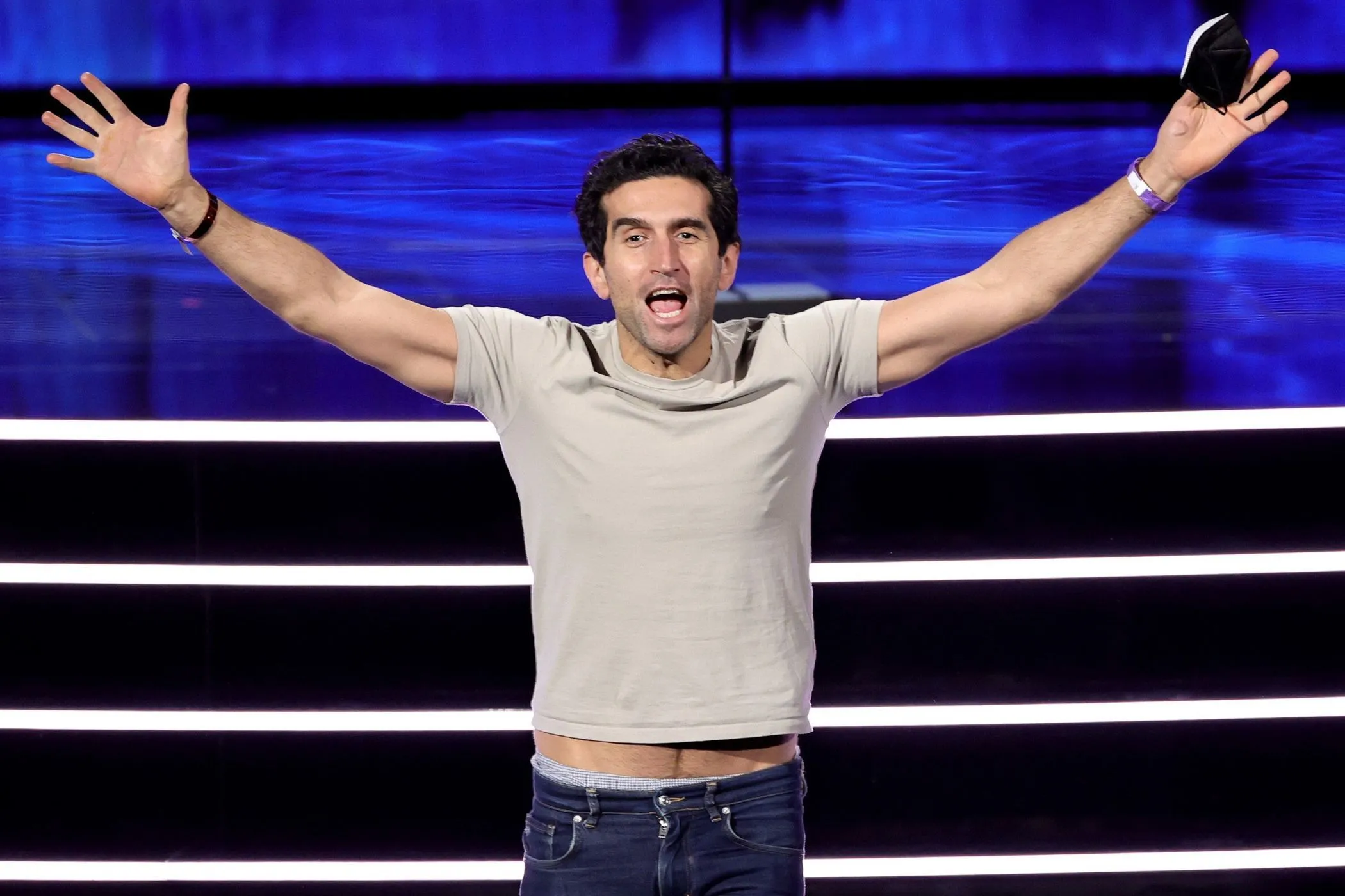 Josef Fares, người sáng lập Hazelight Studios, ăn mừng chiến thắng tại lễ trao giải Game Awards