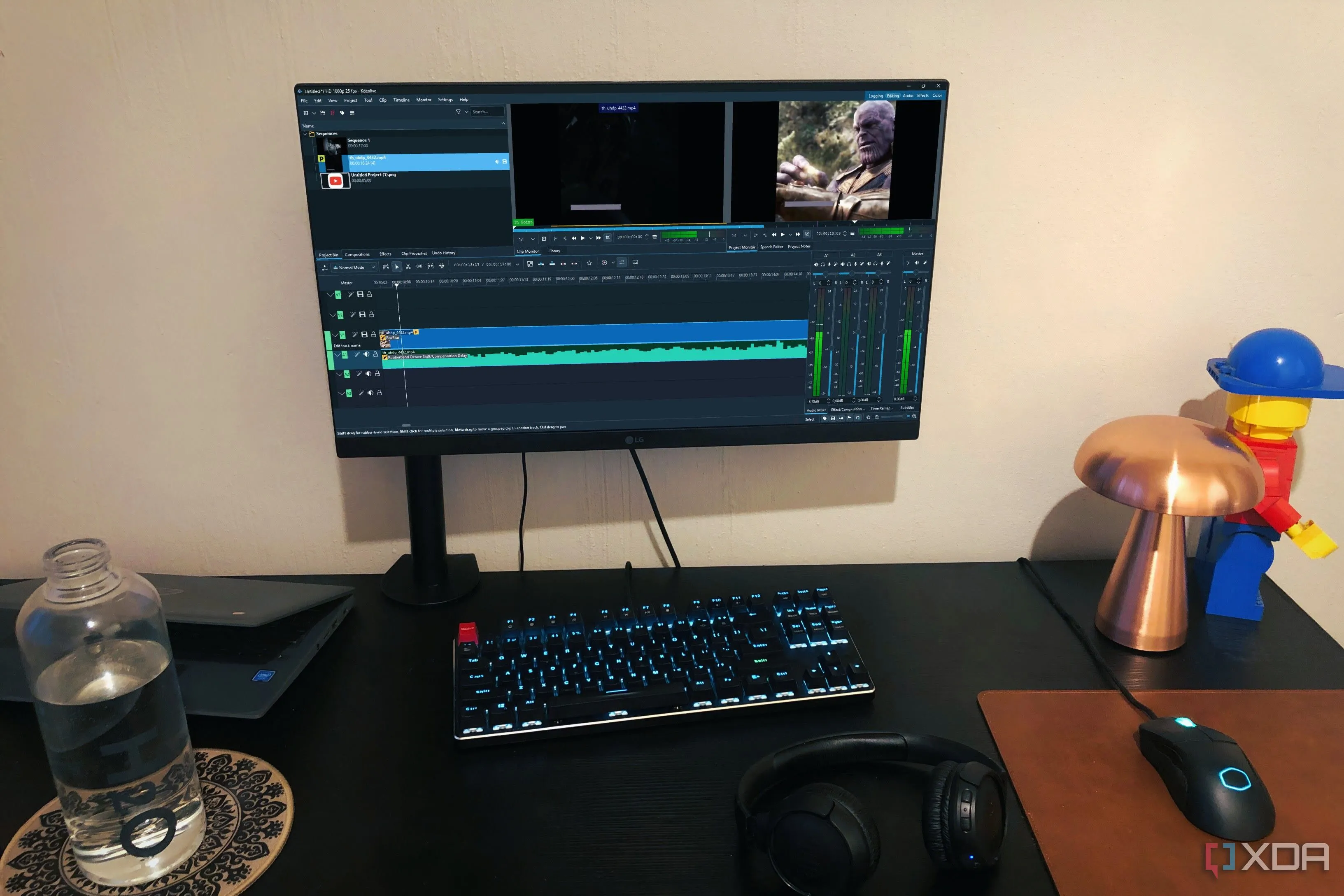 Kdenlive trên màn hình PC, với đèn, chai, lego và chromebook