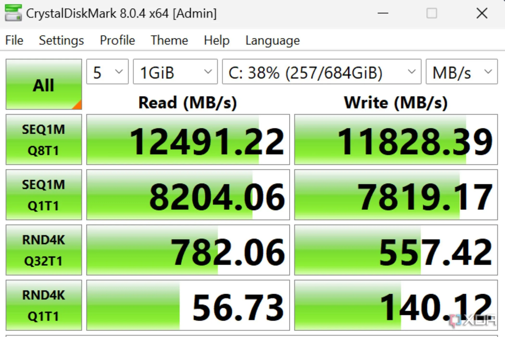 Kết quả benchmark CrystalDiskMark trên Alienware m16 cho thấy tốc độ SSD