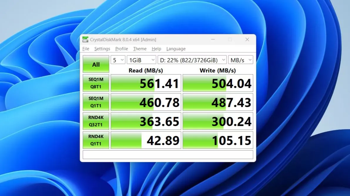 Kết quả CrystalDiskMark của ổ cứng Crucial MX500 SATA SSD chứng minh hiệu năng đủ dùng cho server gia đình