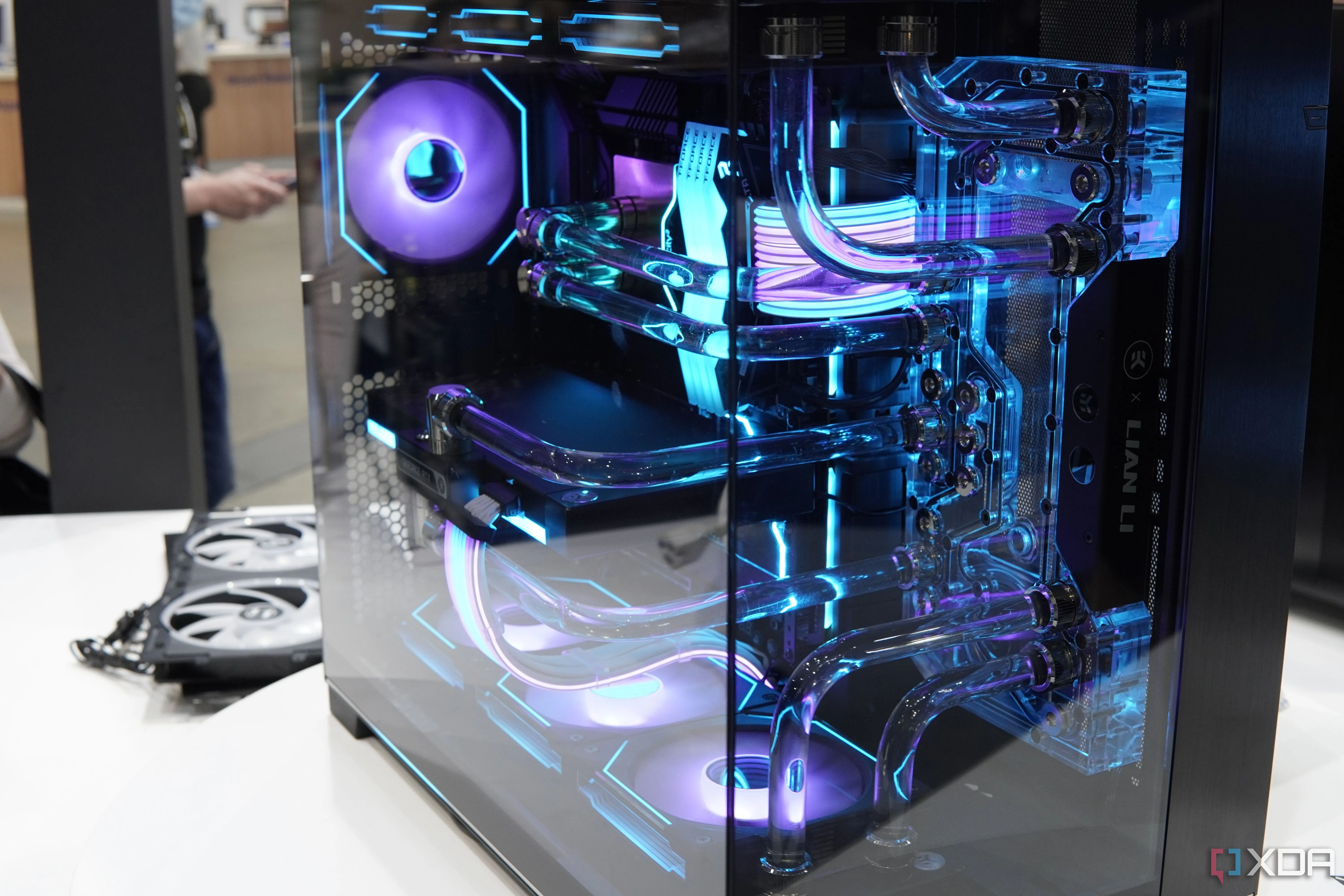 Khay ổ đĩa lưu trữ in 3D giúp sắp xếp gọn gàng bên trong vỏ máy tính Lian Li O11D Evo RGB, cải thiện luồng khí và thẩm mỹ