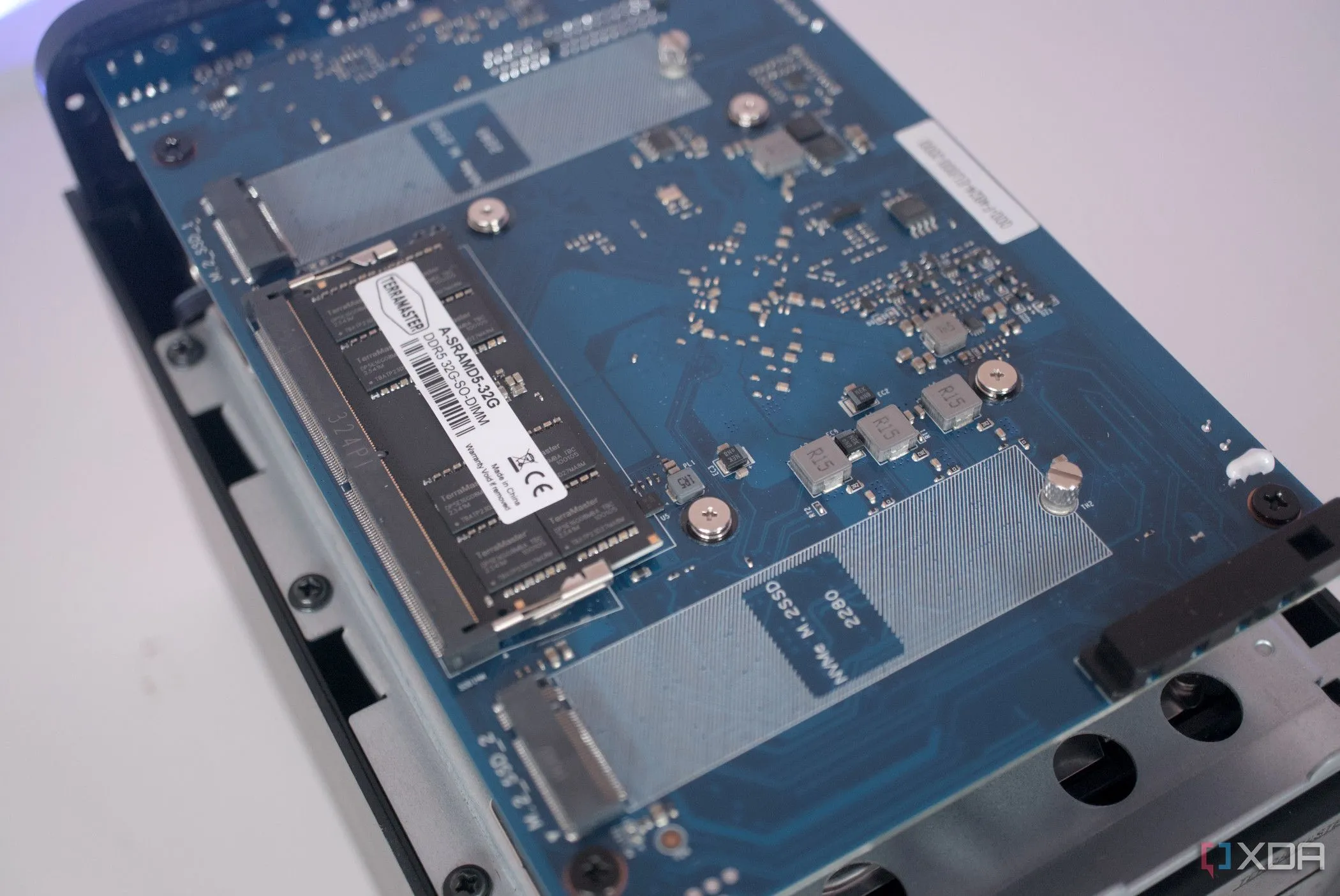 Khe cắm M.2 NVMe trên bo mạch chủ TerraMaster F4-424 Pro, thể hiện vị trí lắp đặt SSD M.2 cho nâng cấp hiệu suất