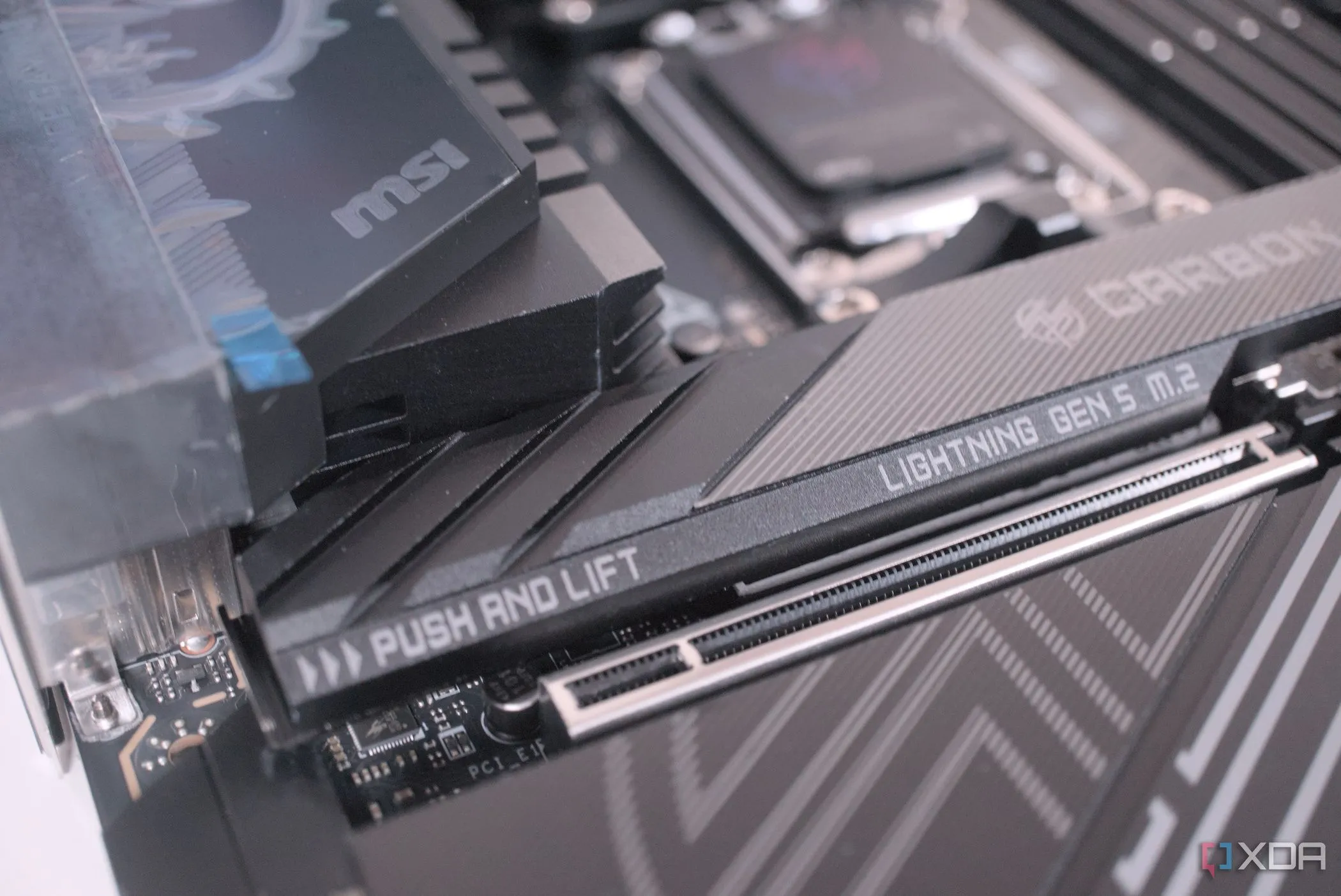 Khe cắm M.2 tháo lắp nhanh trên bo mạch chủ MSI MPG X870E Carbon WiFi