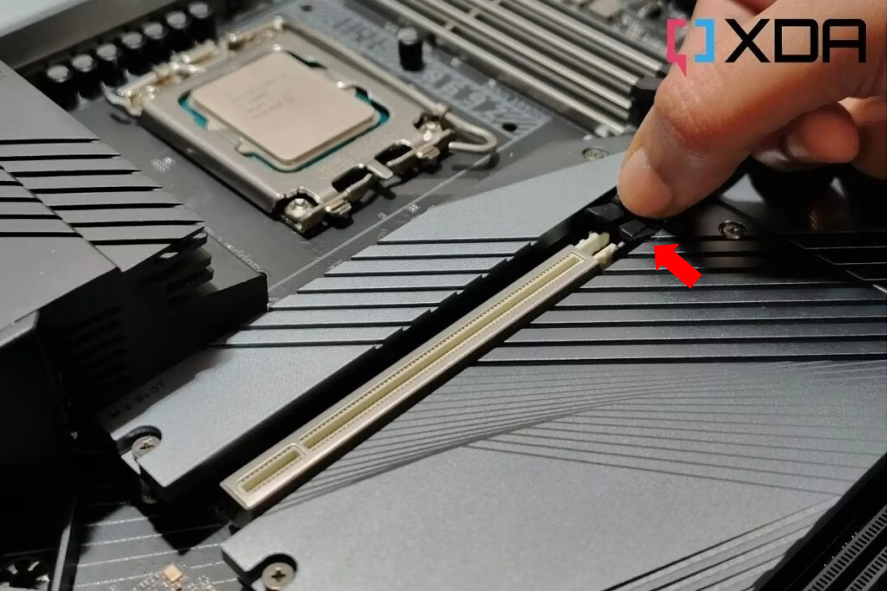 Khe cắm PCIe trên bo mạch chủ, nơi có thể lắp thẻ mở rộng để gắn thêm SSD M.2 NVMe.