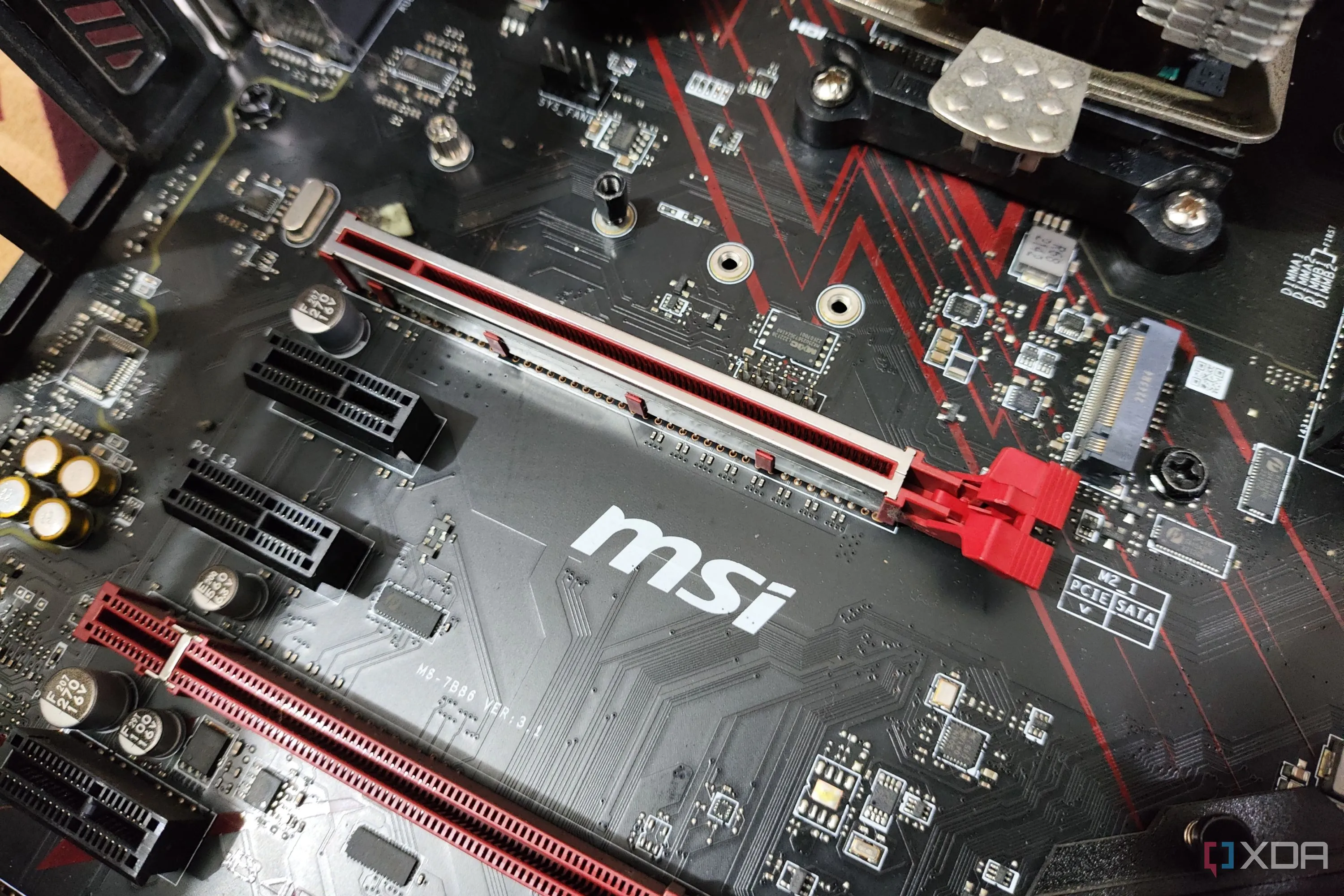 Khe cắm PCIe x16 trên bo mạch chủ, minh họa vị trí lý tưởng để lắp đặt card mạng PCIe hoặc các thiết bị mở rộng khác