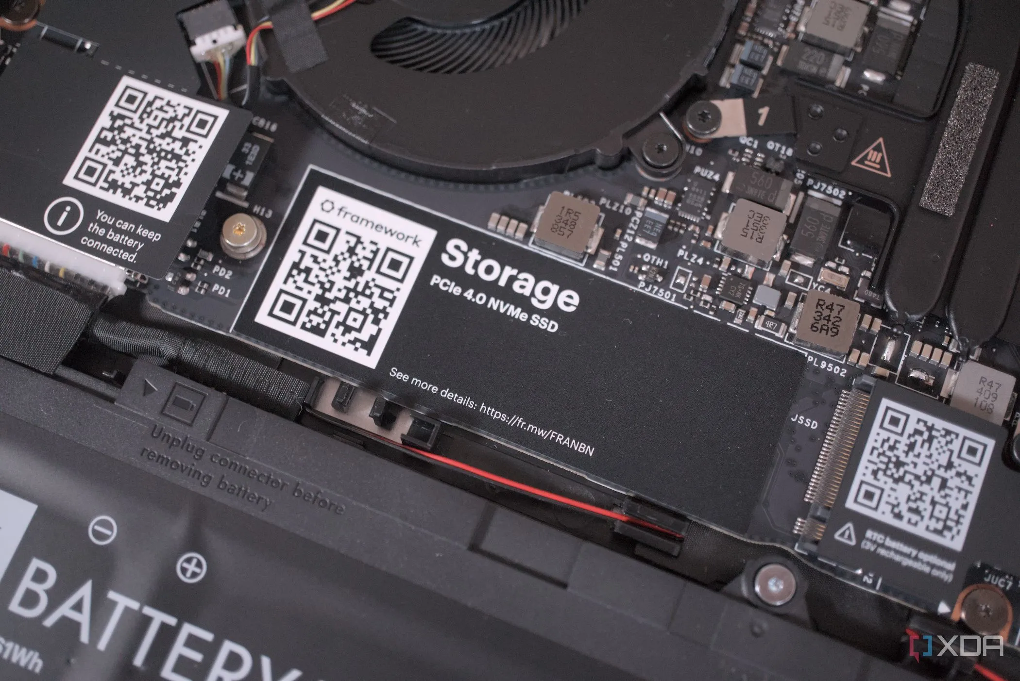 Khe cắm SSD trên Framework Laptop 13 AMD, minh họa khả năng nâng cấp hoặc sử dụng ổ cứng của laptop cũ làm máy chủ tập tin