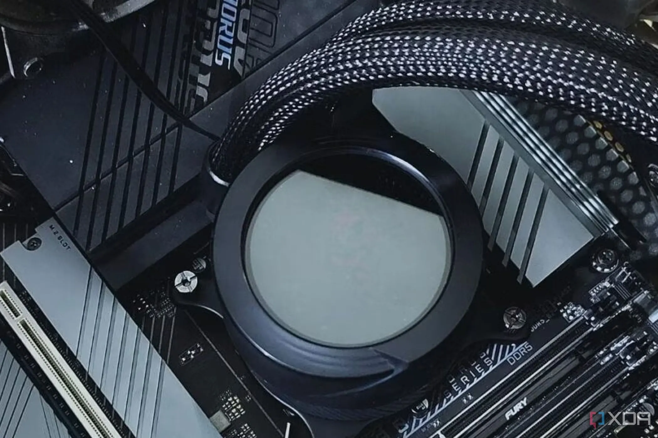 Khối tản nhiệt nước AIO (waterblock) gắn trên bo mạch chủ CPU