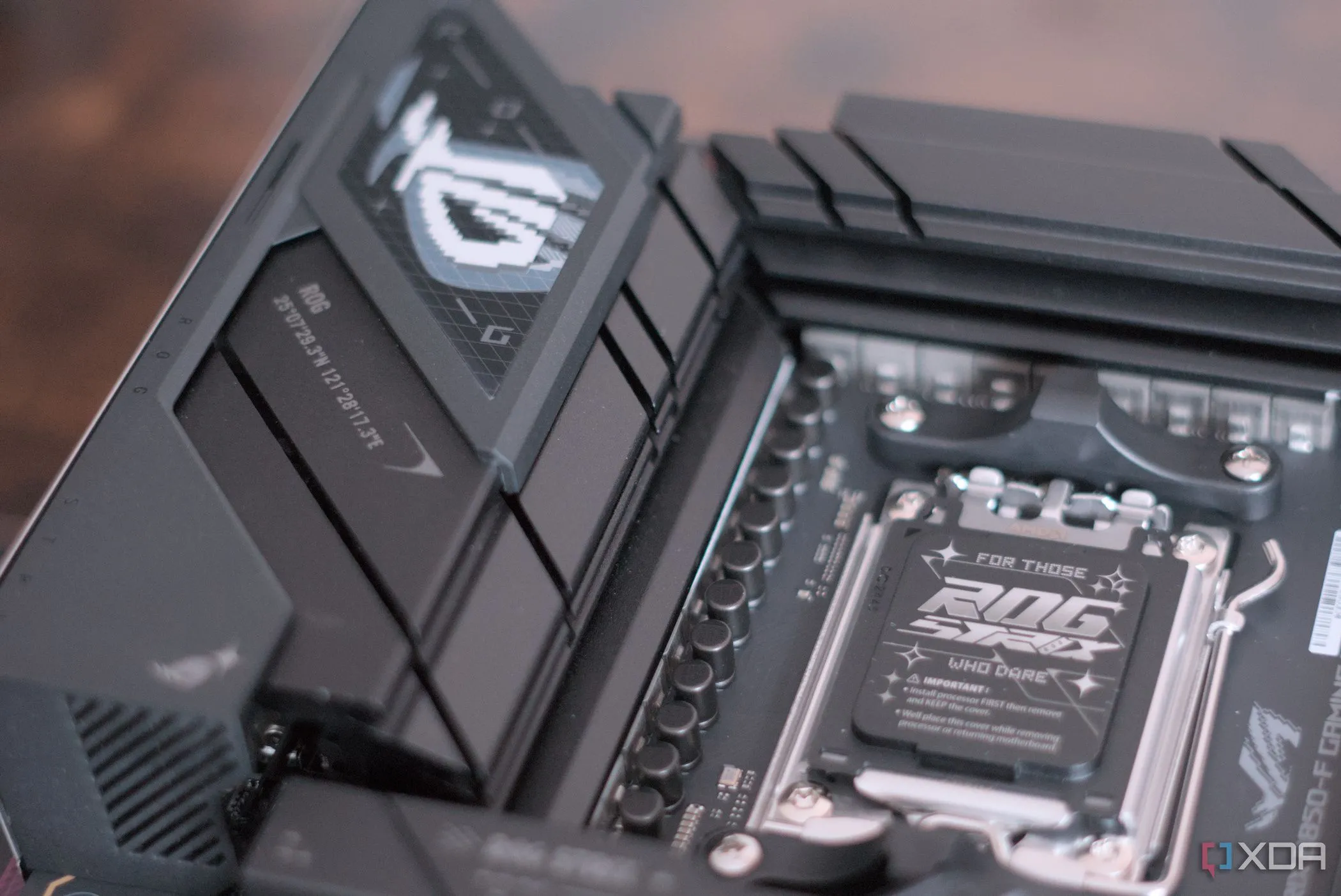 Khu vực CPU trên bo mạch chủ Asus ROG Strix B850-F Gaming WiFi, cho thấy các phase DrMOS