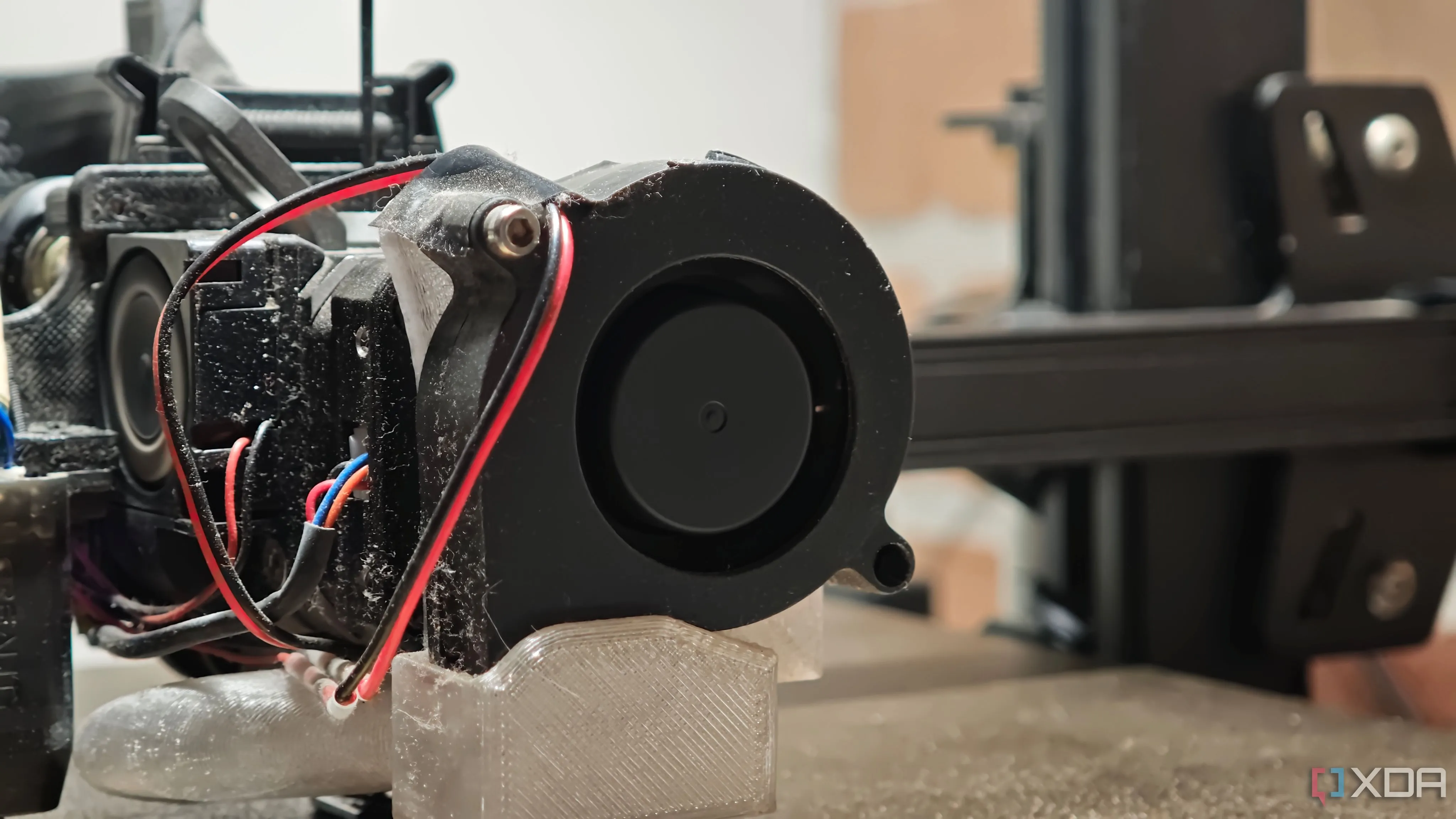 Kiểm tra quạt làm mát hot-end của máy in 3D để tìm vật cản gây tiếng kêu rè