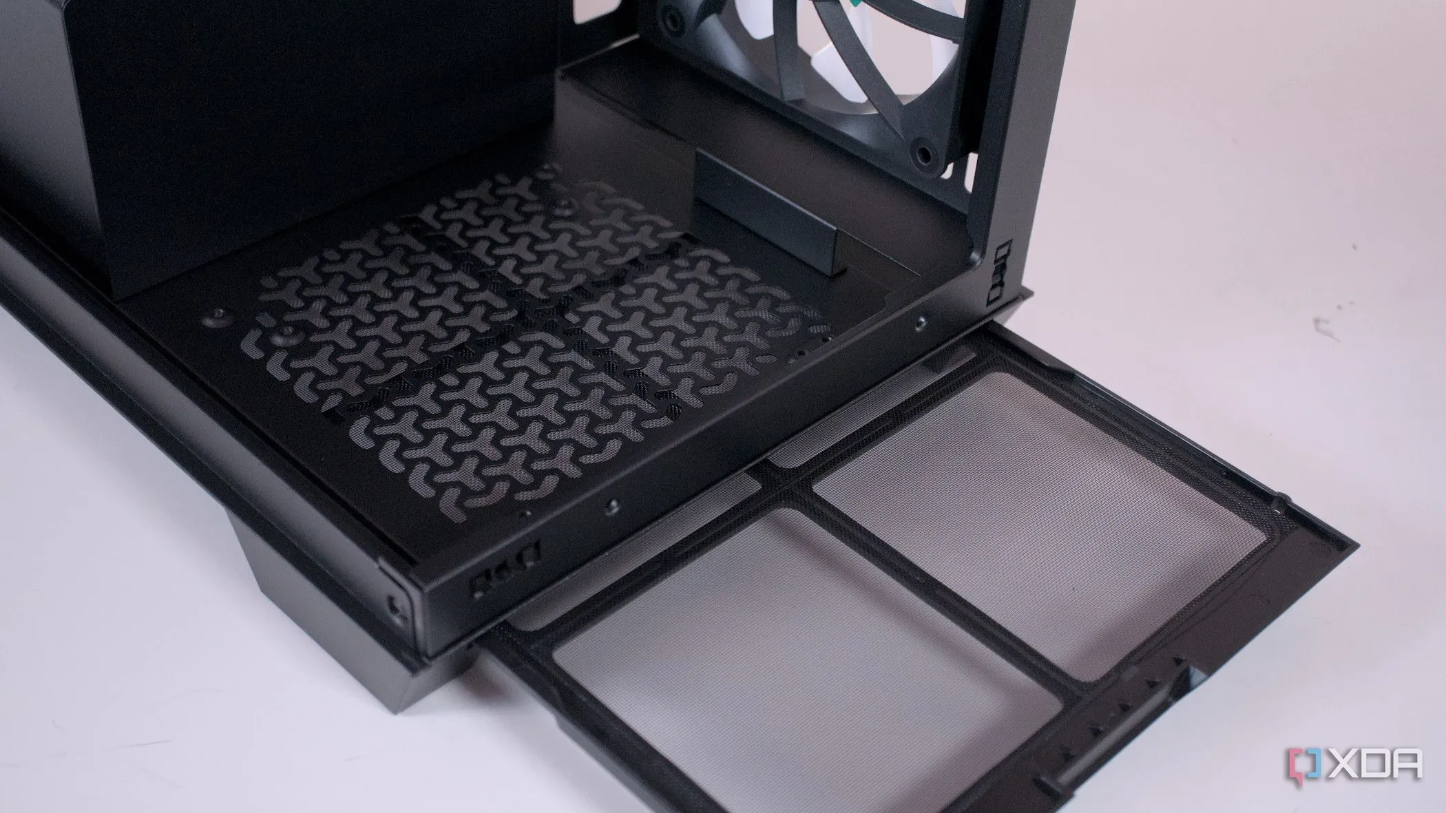 Kiểm tra và vệ sinh bộ lọc bụi đáy của case Corsair 3500X để ngăn bụi bẩn