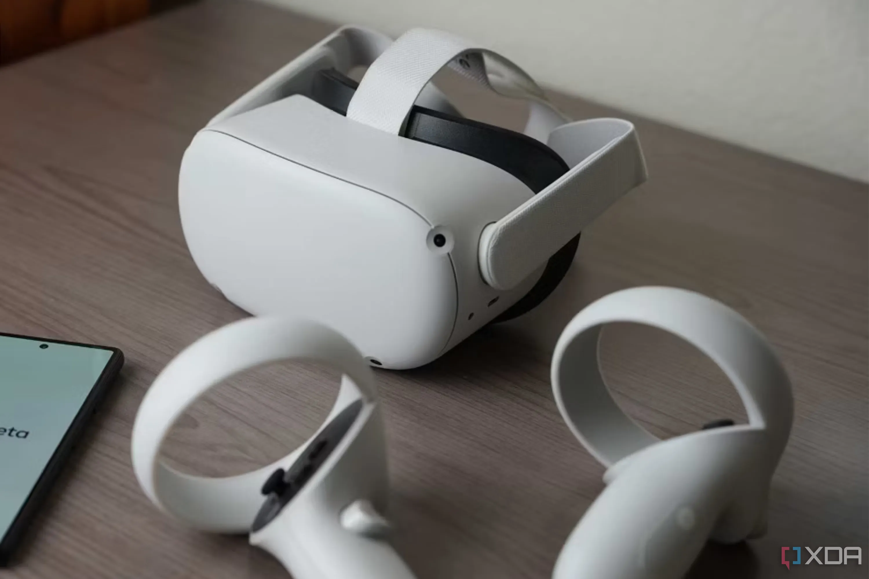 Kính thực tế ảo Meta Quest 2 đặt trên bàn làm việc, biểu tượng cho trải nghiệm VR trên PC