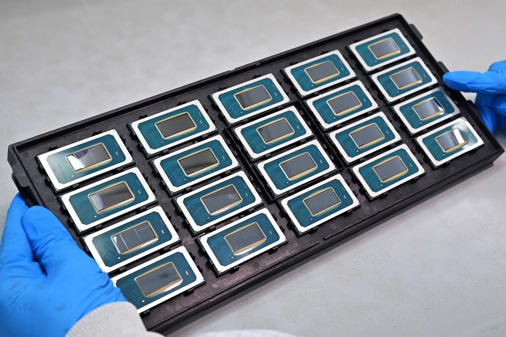 Kỹ thuật viên đang kiểm tra các chip Intel Meteor Lake Core Ultra, một ví dụ về kiến trúc chiplet