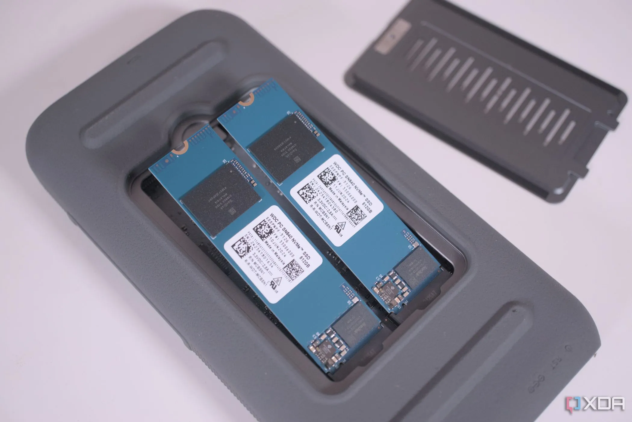 Lắp đặt SSD vào UnifyDrive UT2 cho hệ thống RAID cá nhân