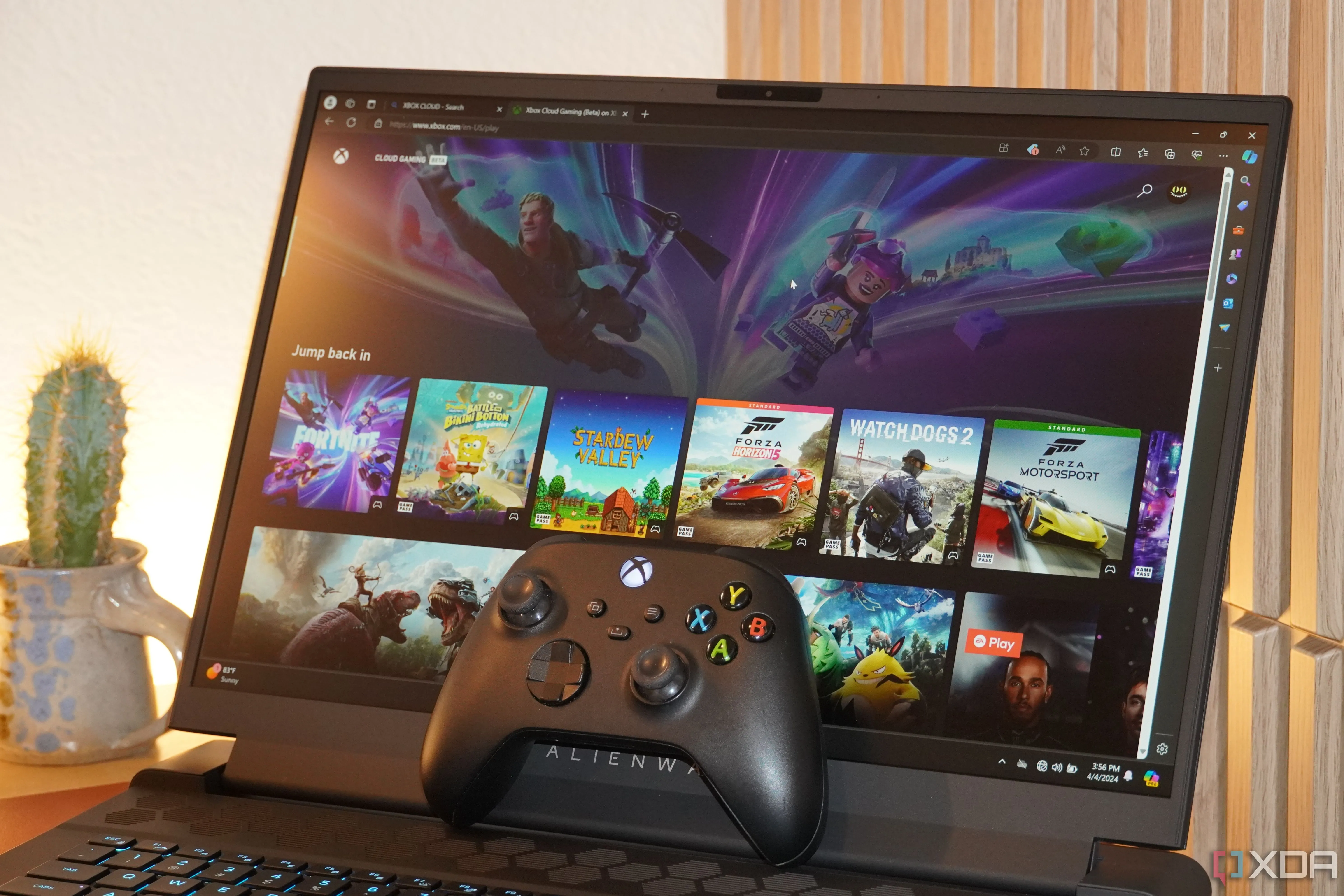 Laptop Alienware đang chơi game Xbox Cloud Gaming, minh họa tầm quan trọng của việc cắm sạc khi sử dụng laptop gaming.