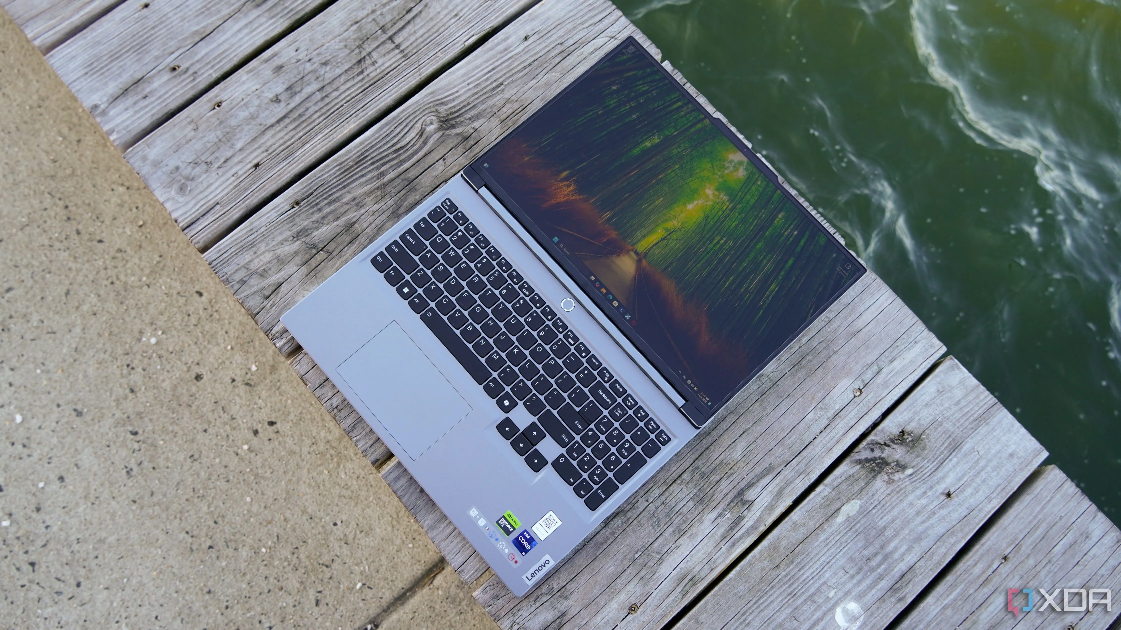 Laptop chơi game Lenovo Legion 5 nằm phẳng ngoài trời.