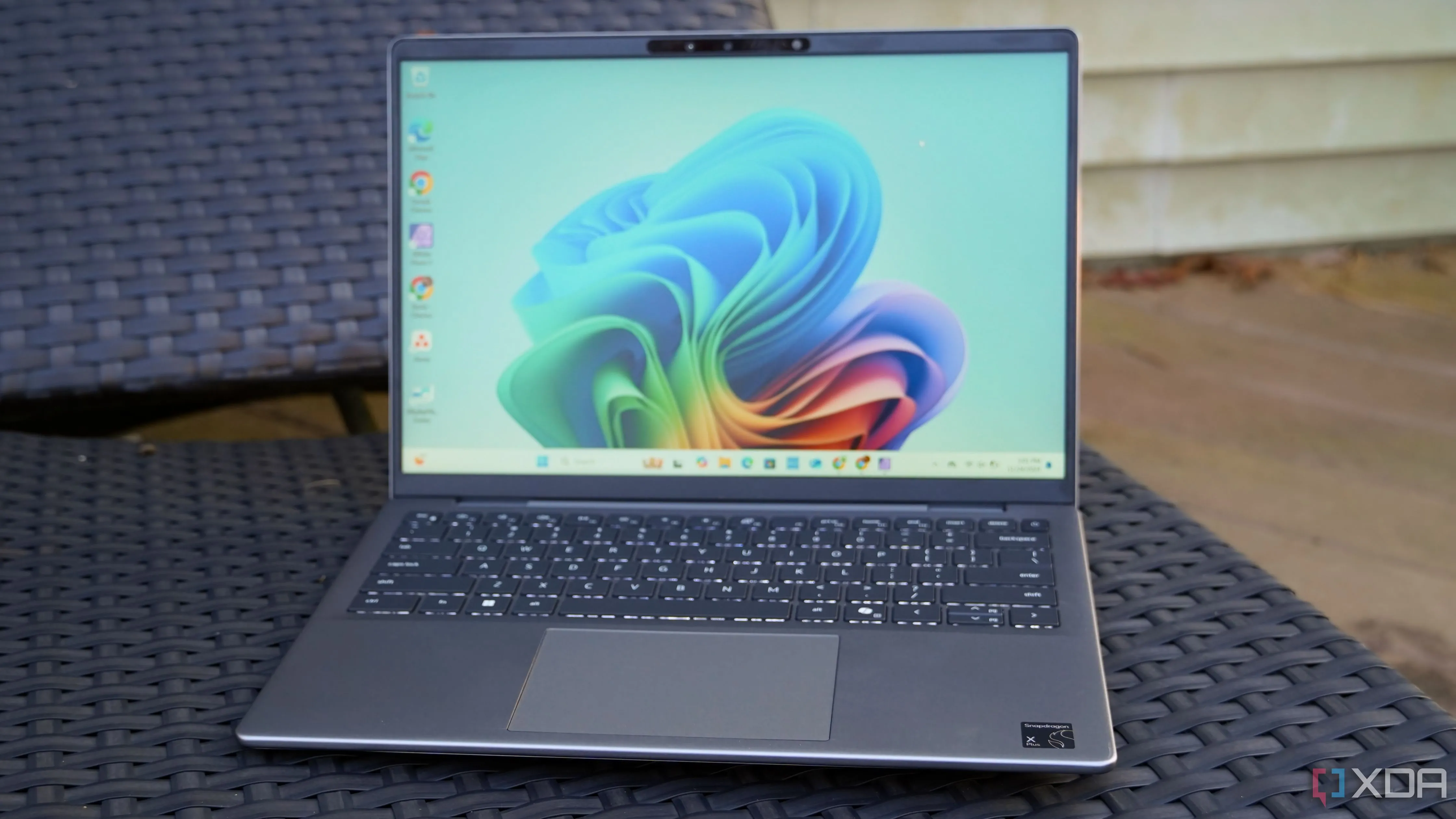 Laptop Dell Inspiron 14 chạy Windows, biểu trưng cho sự đa dạng phần cứng và tính linh hoạt của hệ điều hành này