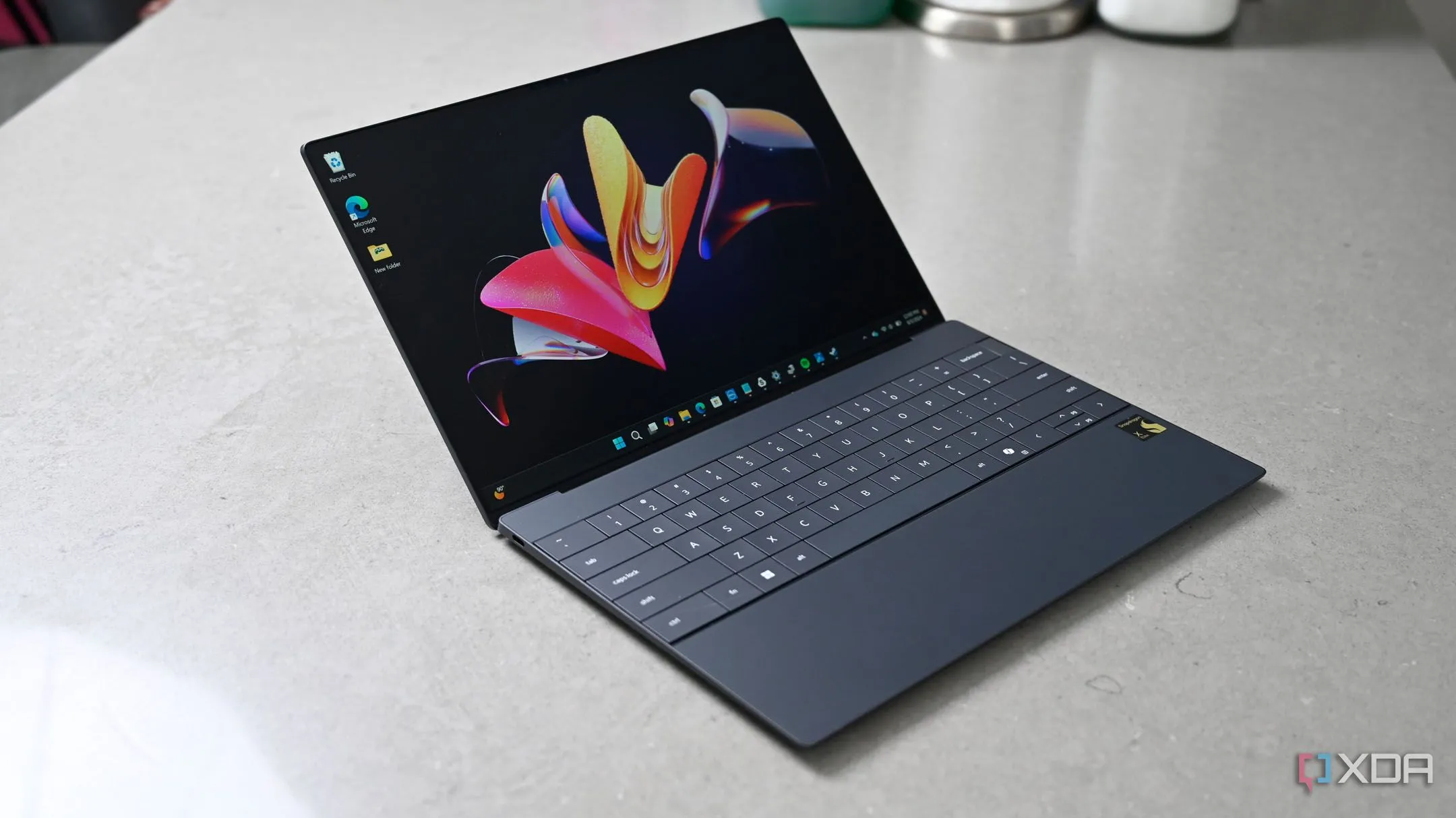 Laptop Dell XPS 9430 chạy Windows 11, minh họa các tính năng mới