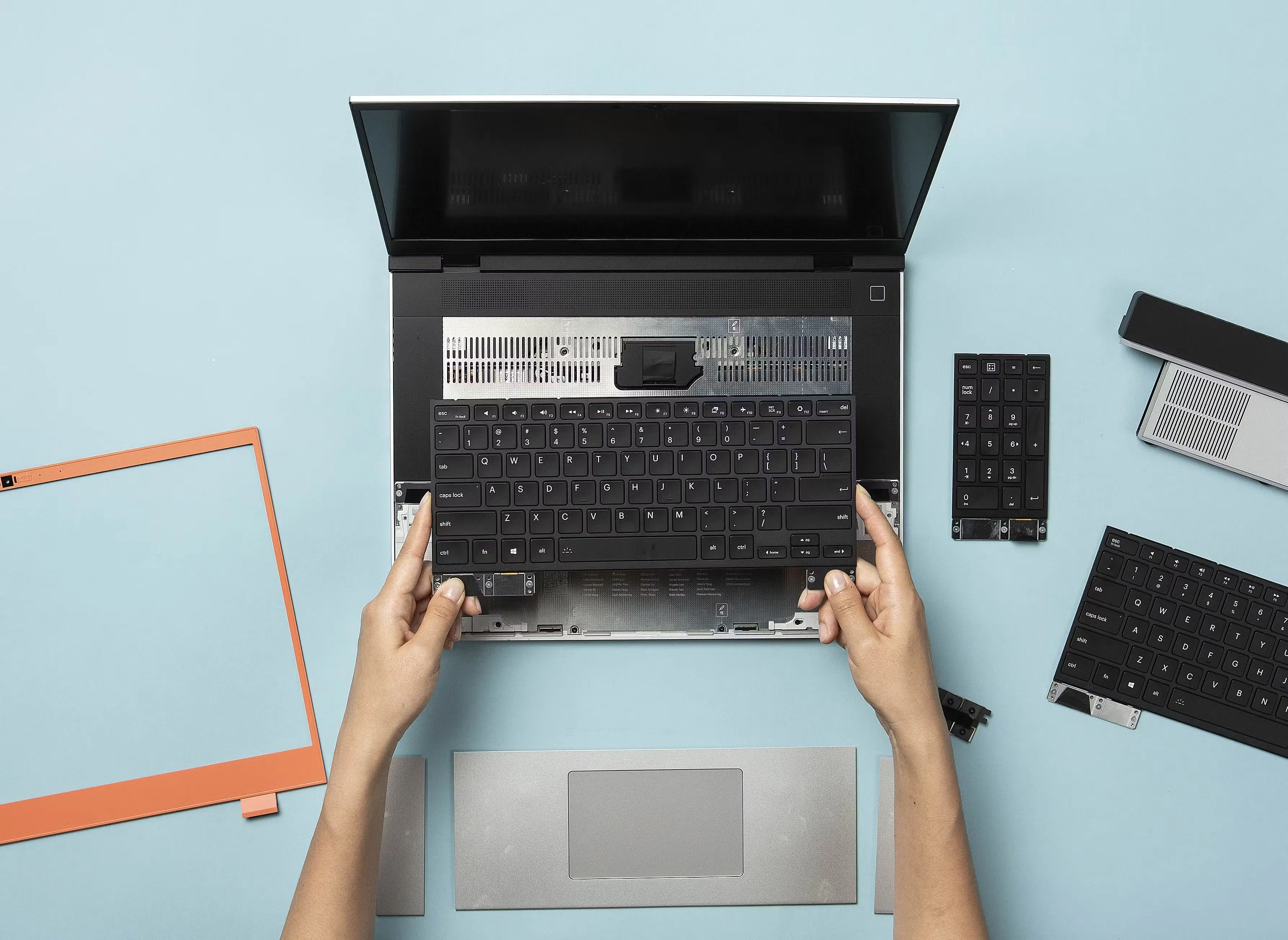 Laptop Framework cùng bàn phím và các linh kiện tháo rời, minh họa cho triết lý thiết kế có thể sửa chữa, trái ngược với linh kiện hàn chết