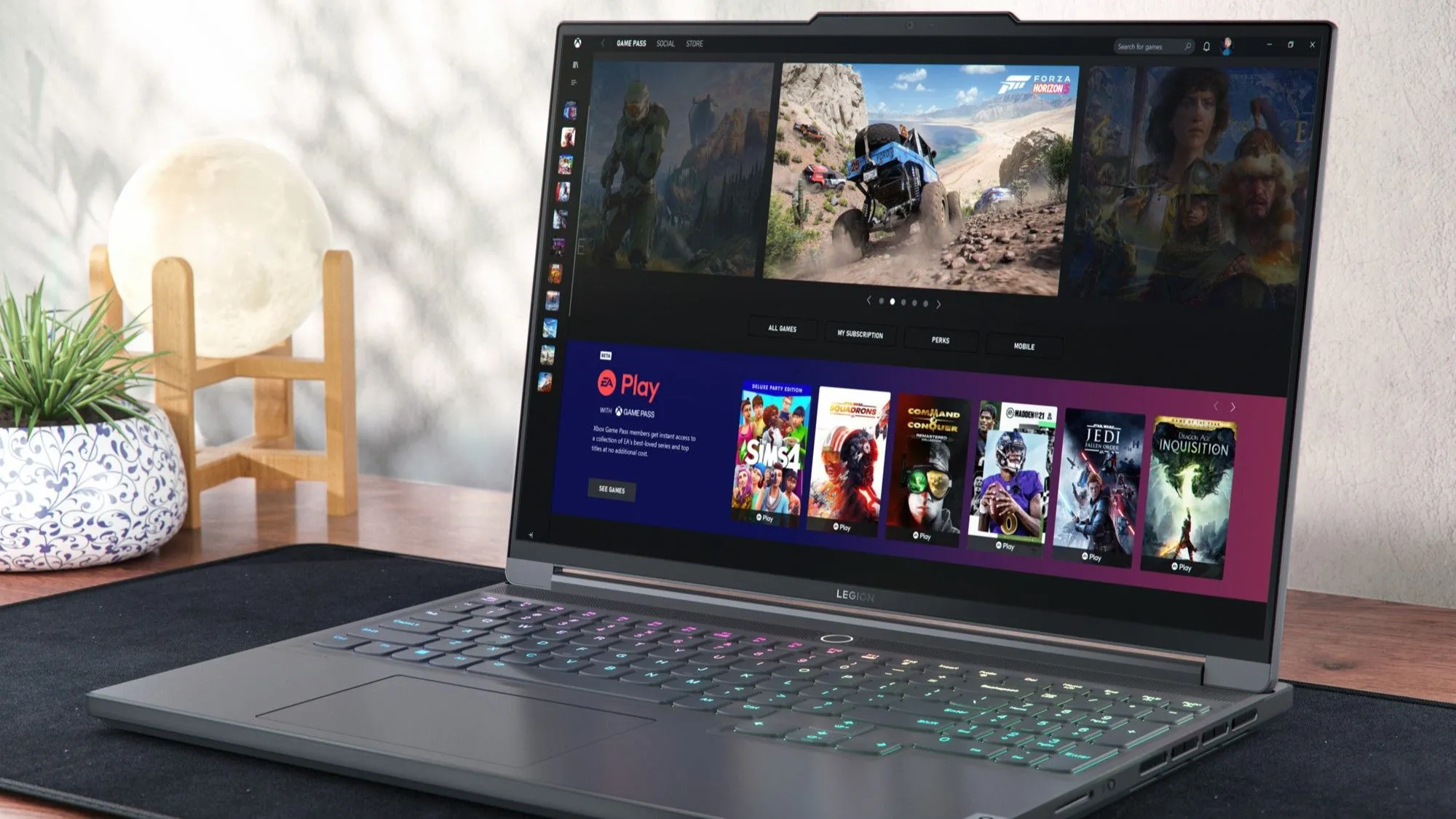 Laptop Legion Slim 7i hiển thị giao diện Xbox Game Pass, minh họa lý do người chơi Doom: The Dark Ages có thể chọn dịch vụ này thay vì Steam.