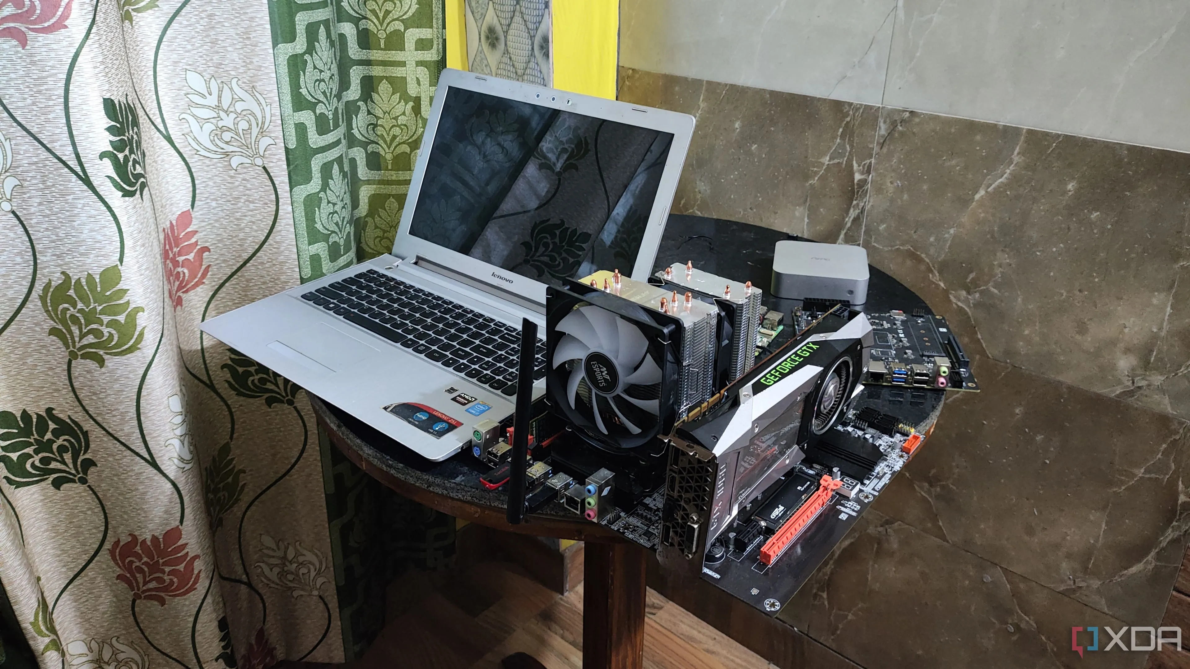 Laptop Lenovo Z51-70 cạnh máy tính server, minh họa việc tận dụng phần cứng cũ để xây dựng hệ thống mạng hoặc home lab an toàn.